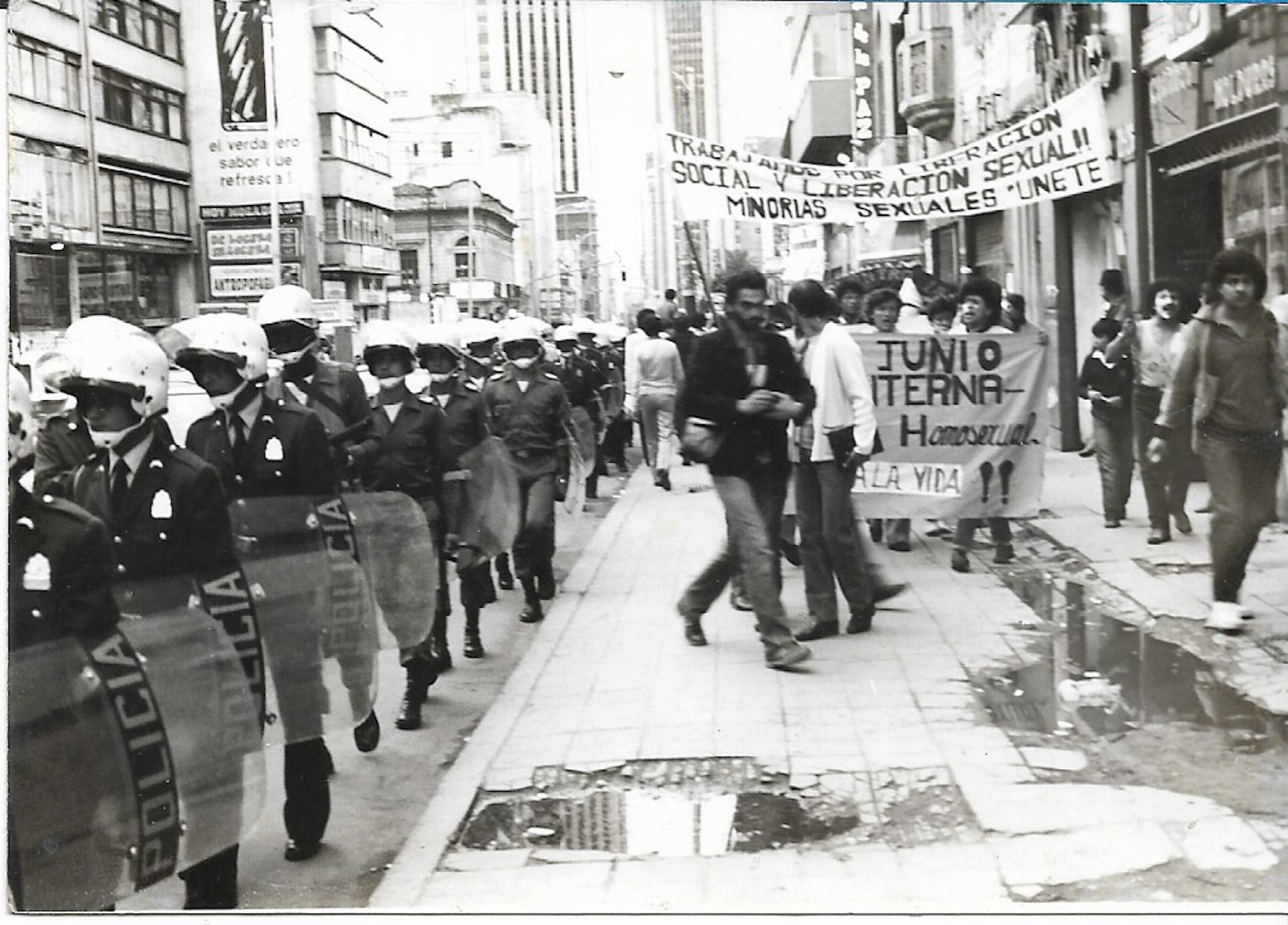 Policía y marchantes de la primera marcha sobre la Séptima