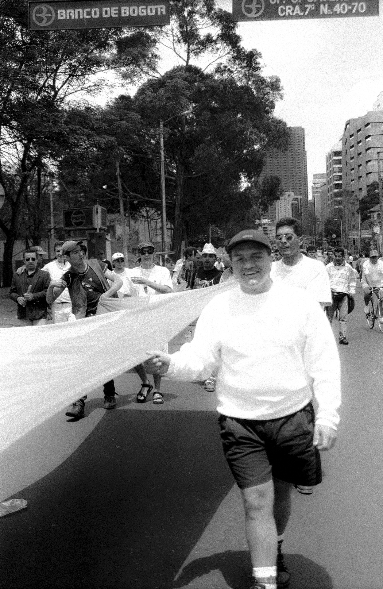 Edgar llevando la Bandera