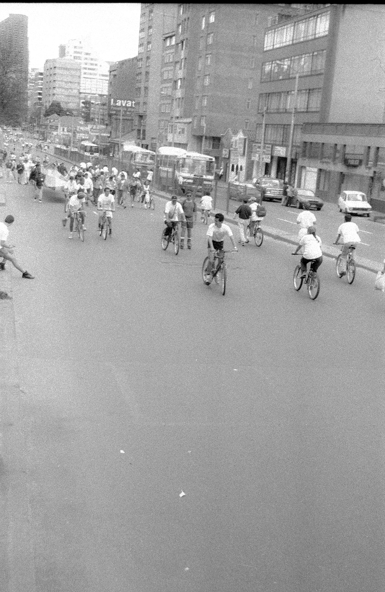 Manifestantes a lo lejos junto a los ciclistas