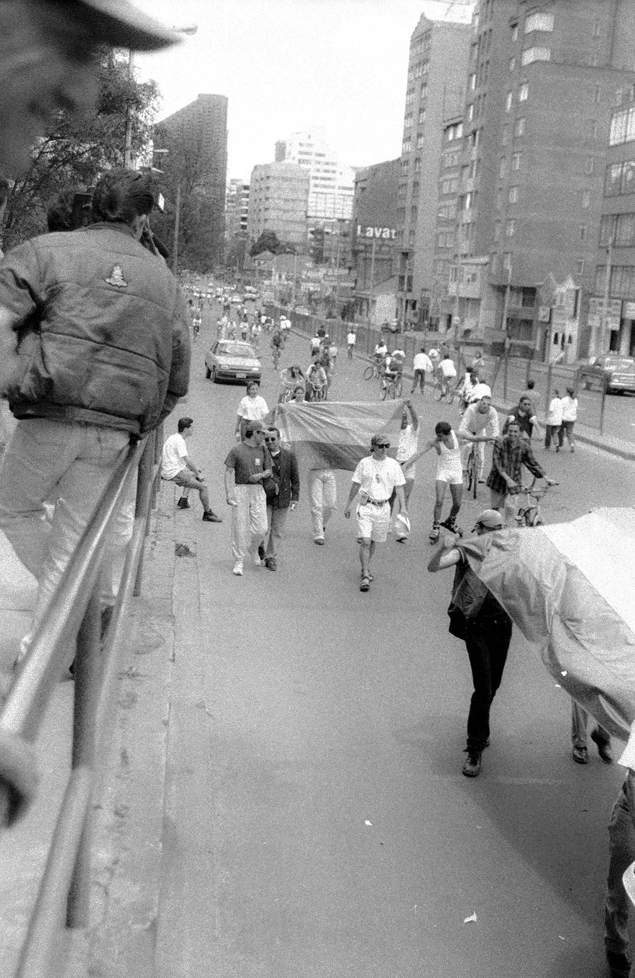 Manifestantes del final de la marcha con banderas