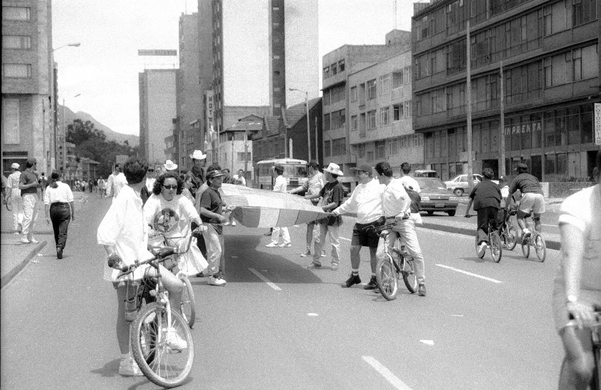 Marchantes con la bandera, a la altura de la calle 48