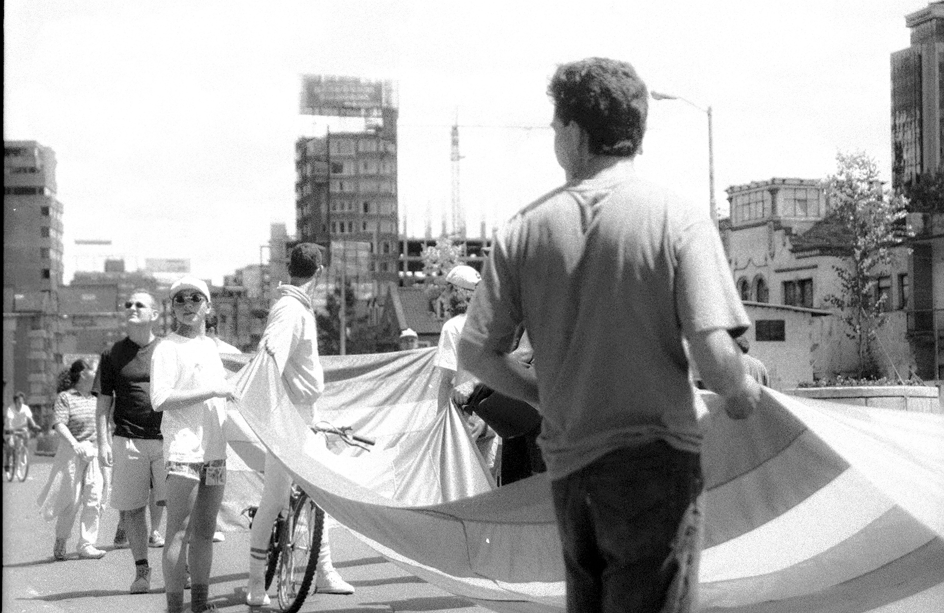Manifestantes sosteniendo la Bandera