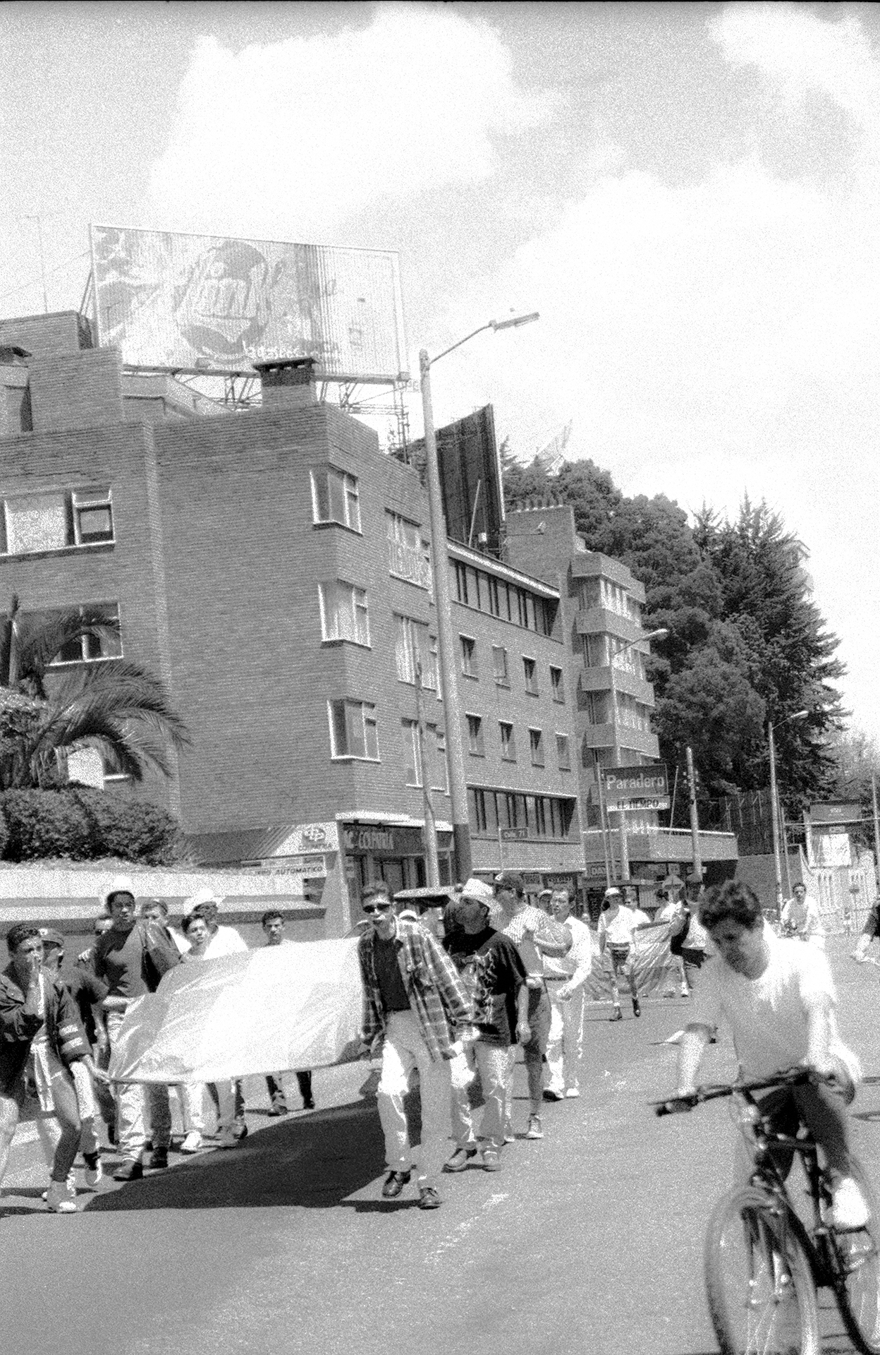 Marchantes con la bandera, a la altura de la calle 72, toma 1