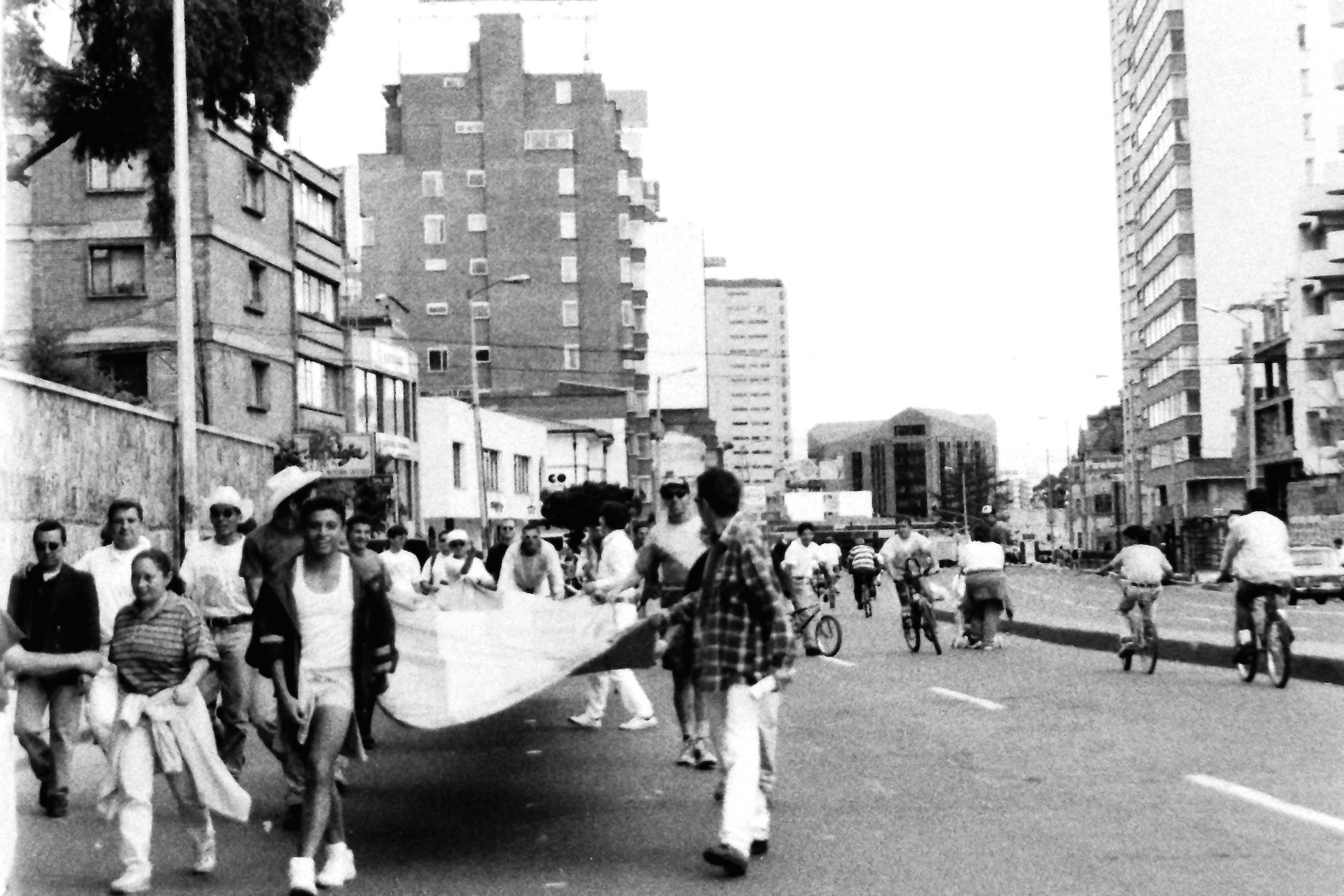 Marchantes con la bandera, a la altura de la calle 62, toma 1