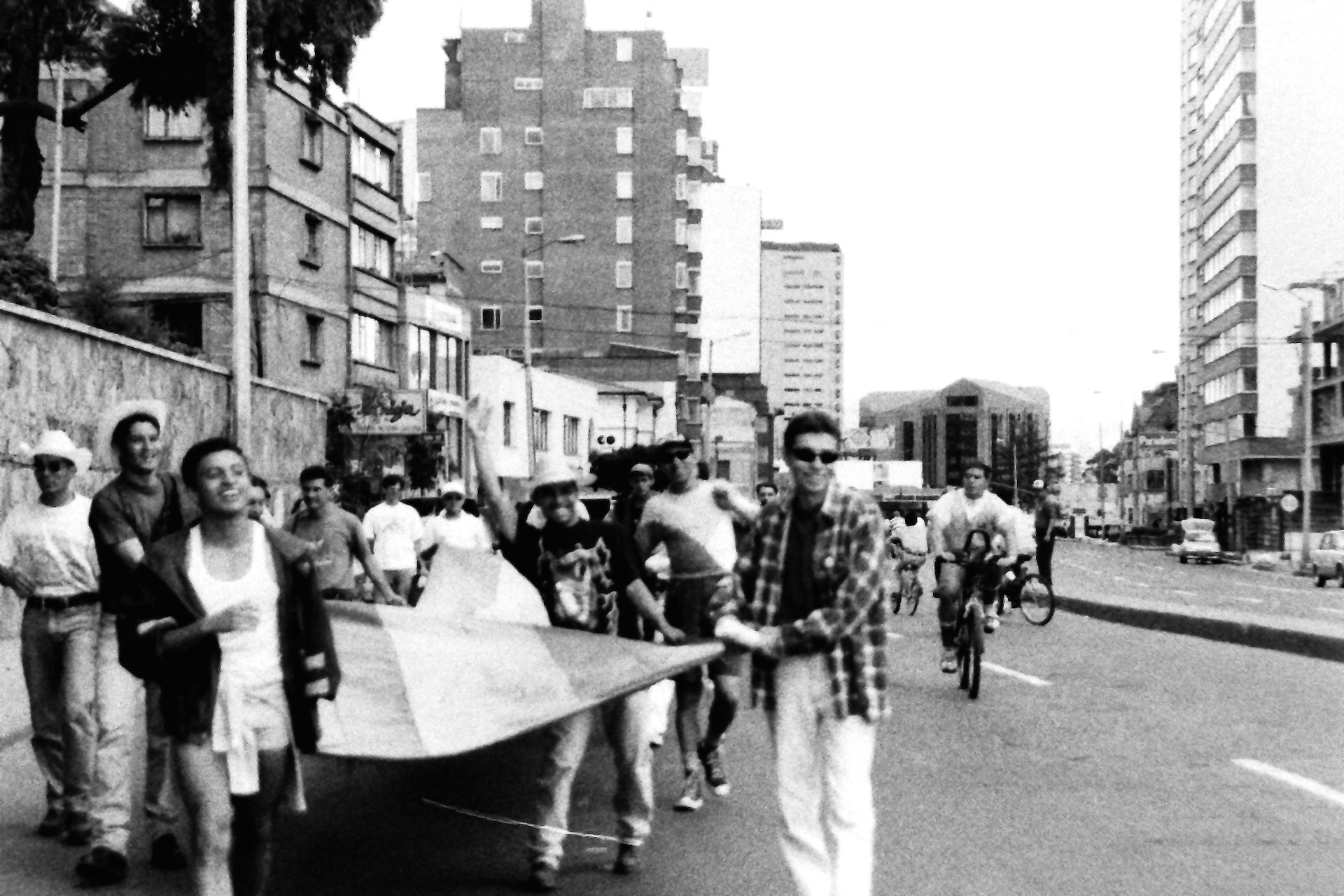 Marchantes con la bandera, a la altura de la calle 62, toma 2