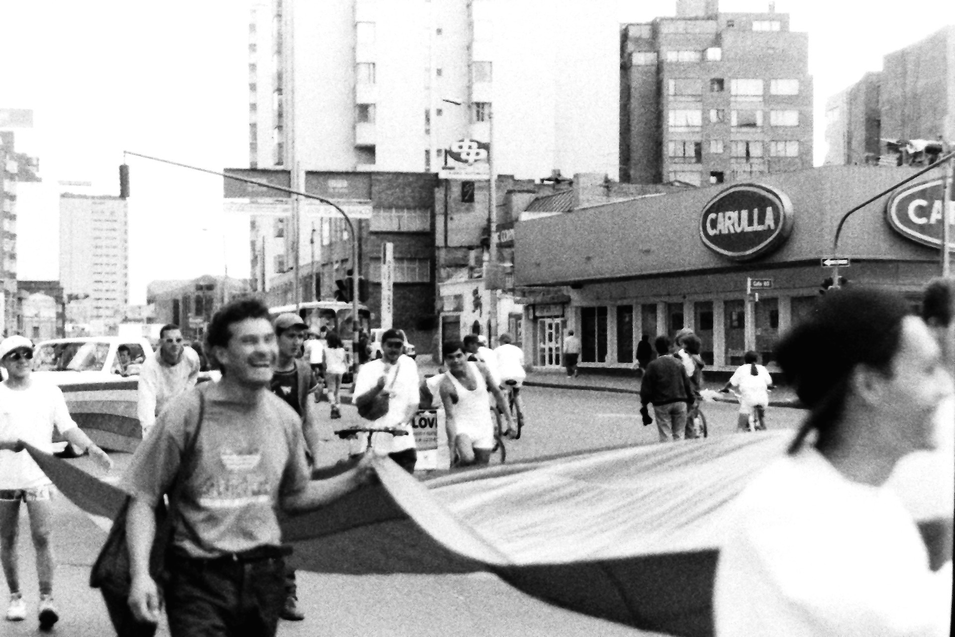 Marchantes con la bandera, a la altura de la calle 63