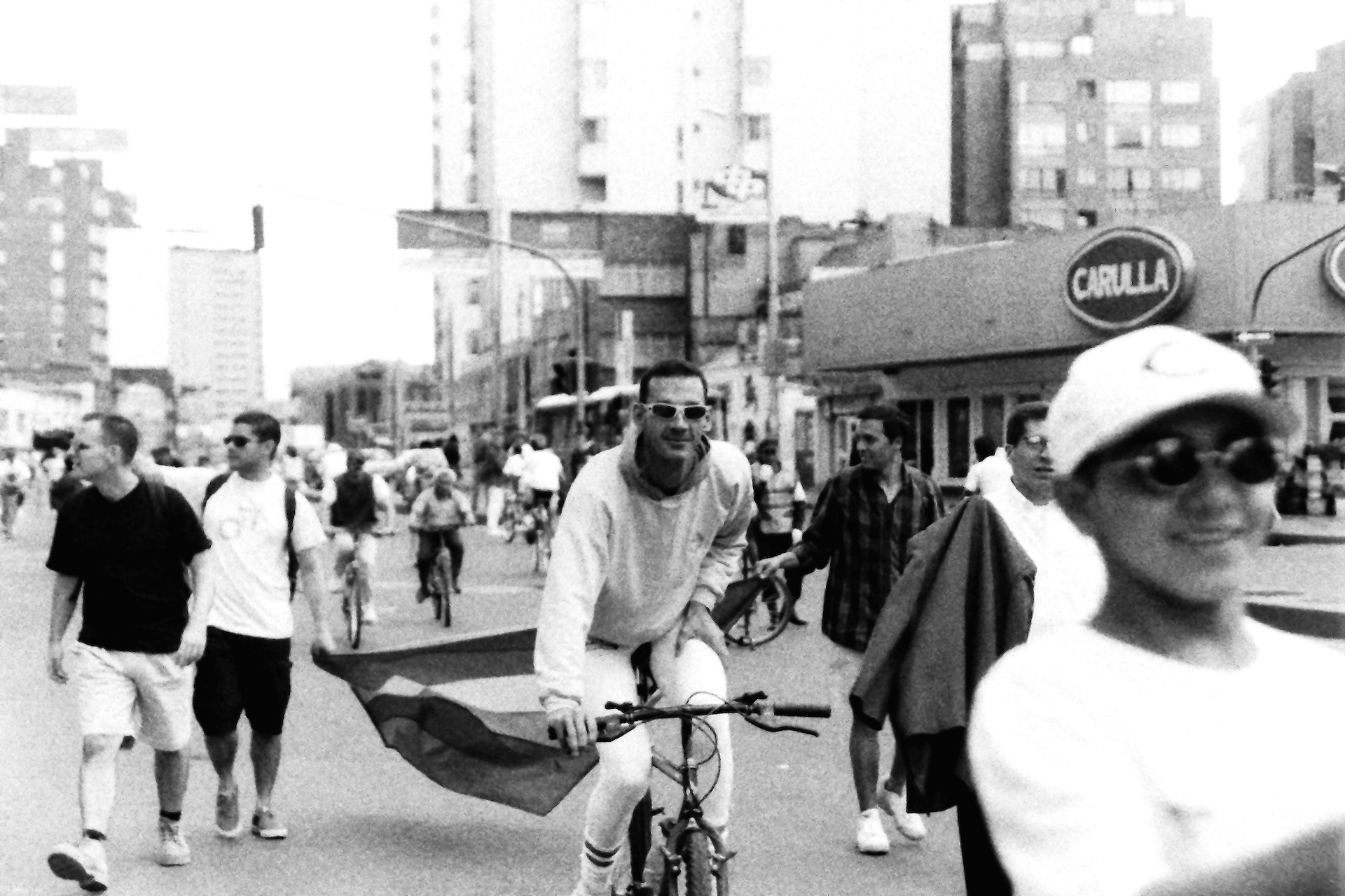 Richard Tarry en su bicicleta; entre los manifestantes