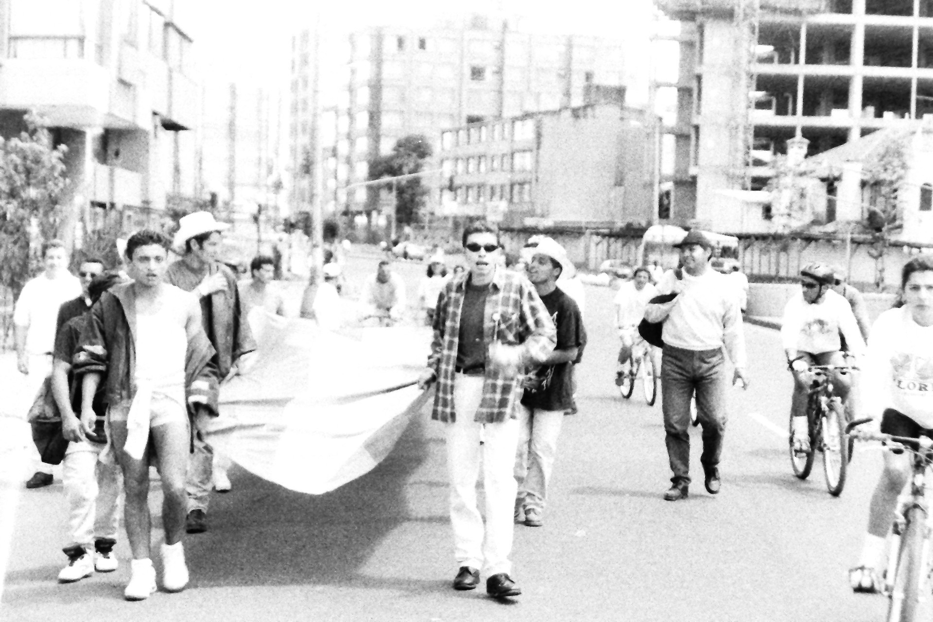 Marchantes con la Bandera, a la altura de la calle 68