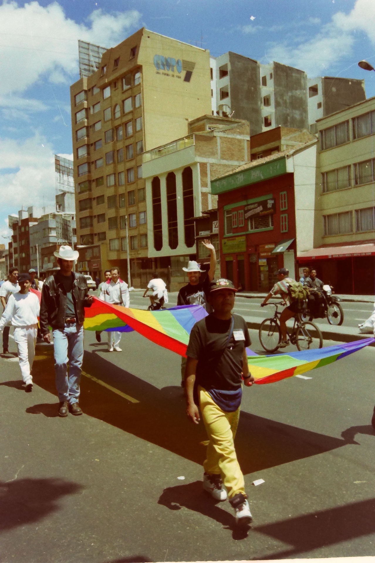 Manifestantes con la Bandera, a la altura de la calle 44, toma 1