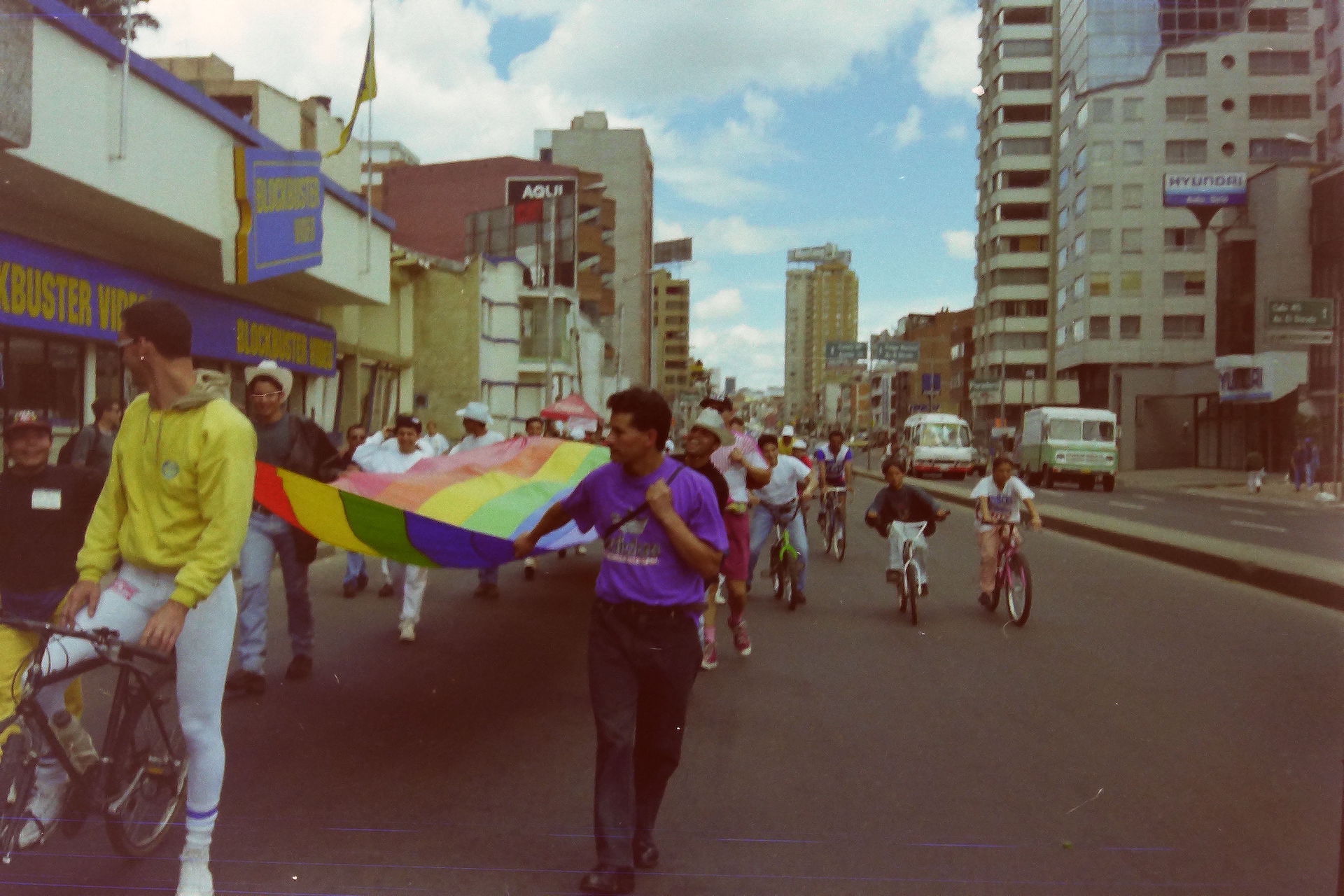 Manifestantes con la Bandera, a la altura de la calle 57