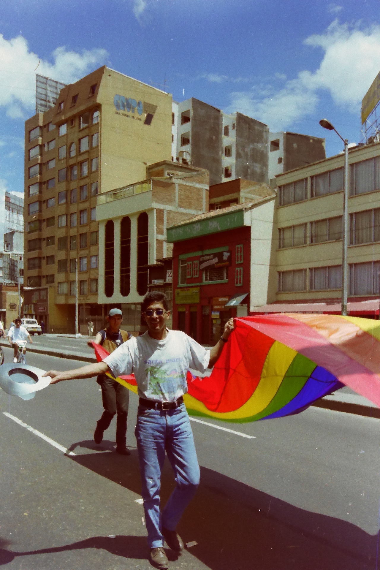 Manifestantes con la Bandera, a la altura de la calle 44, toma 2