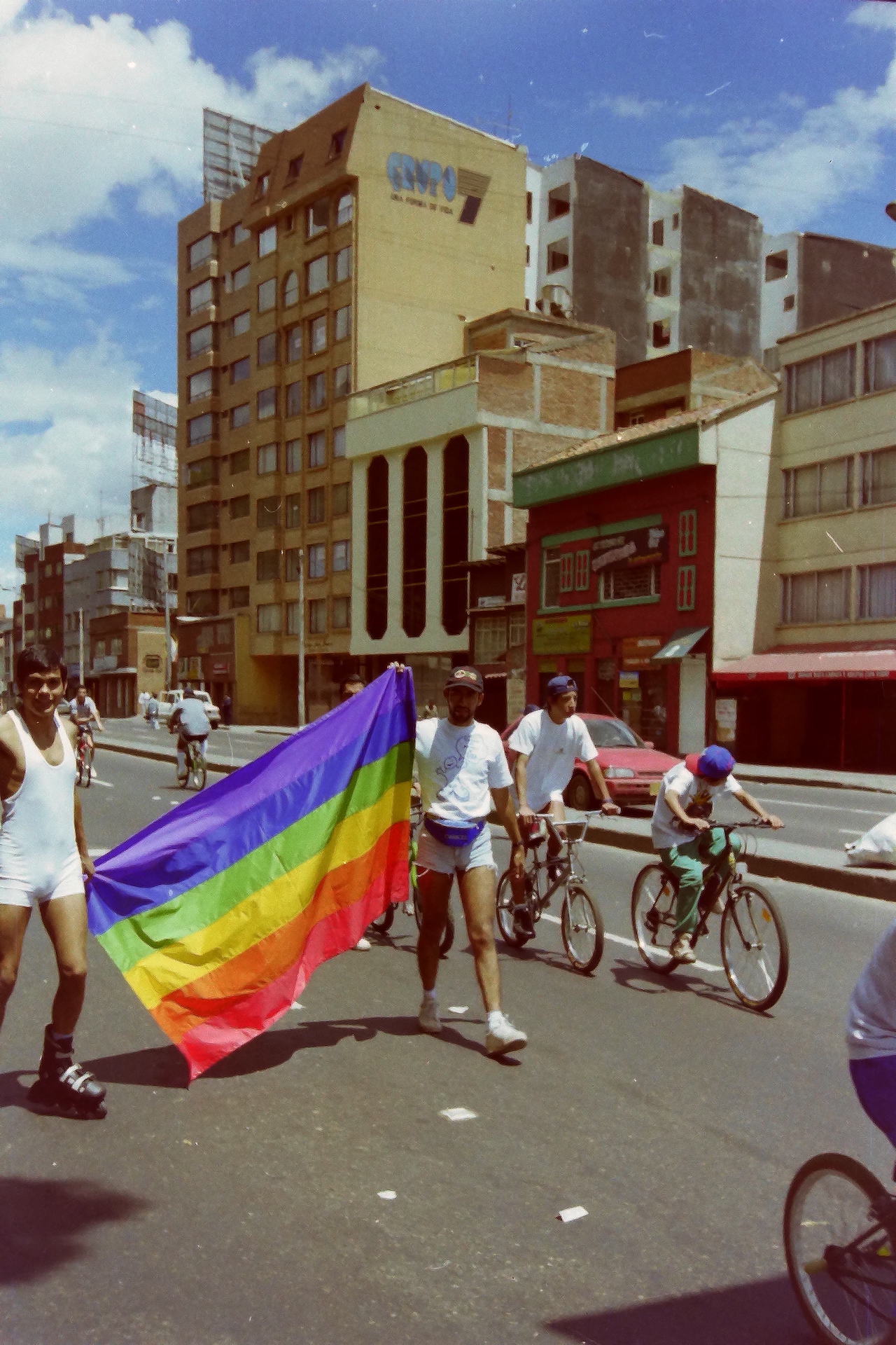 Manifestantes con la Bandera, a la altura de la calle 44, toma 3