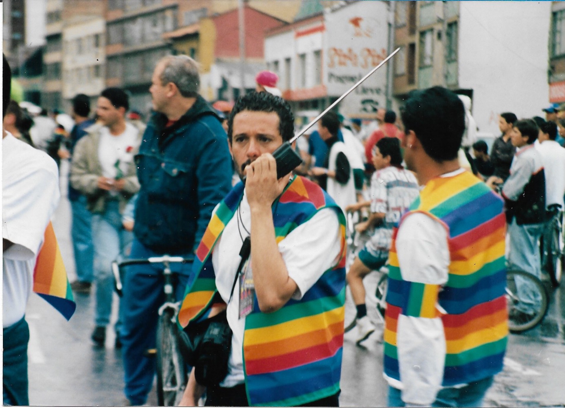 Germán Rincón-Perfetti sostiene un Walkie Talkie
