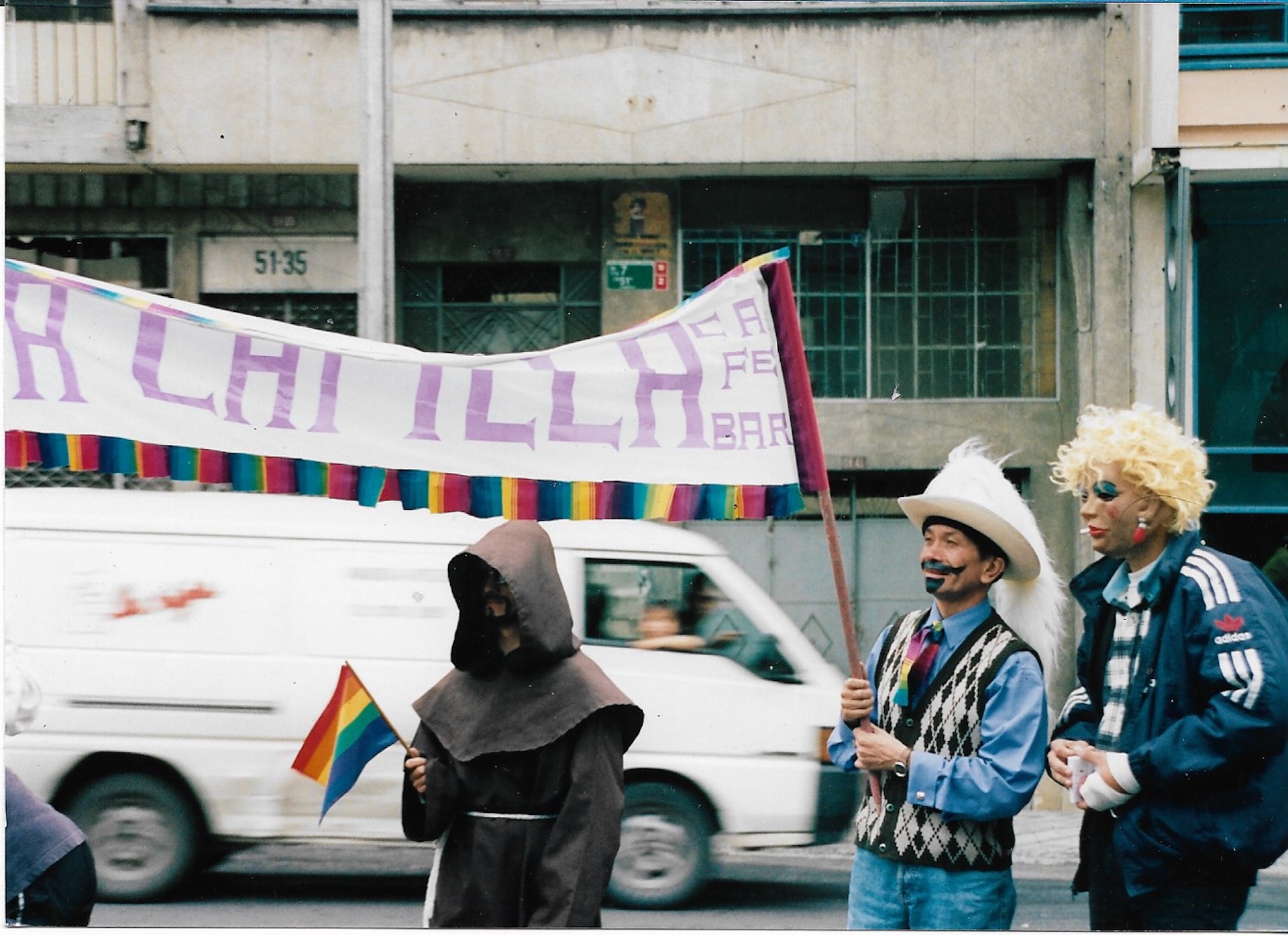 Hombres con pancarta