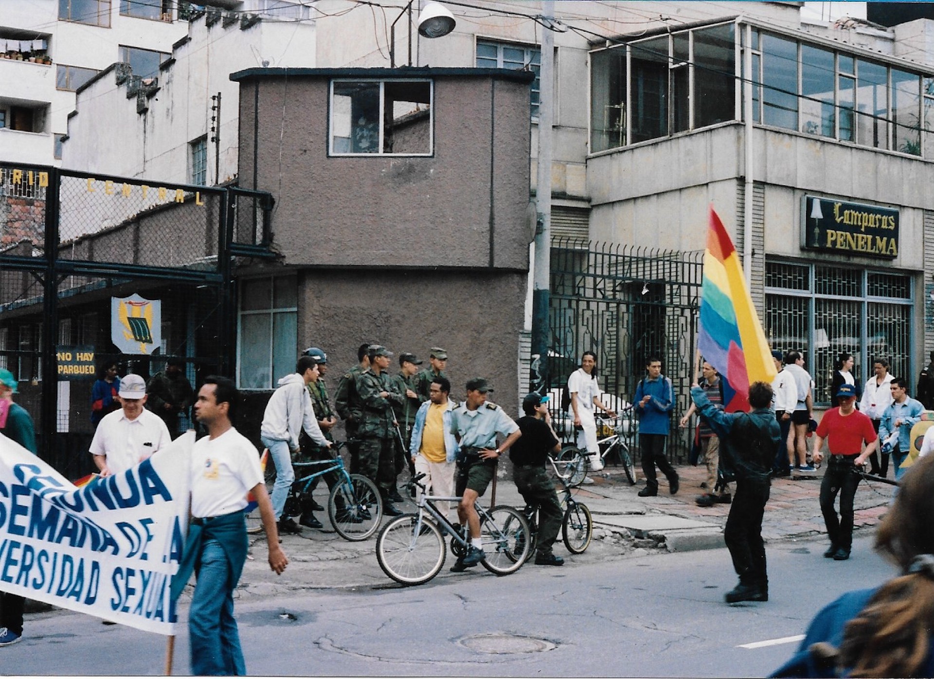 Frente al Dispesario Distrital del Ejército, toma 1