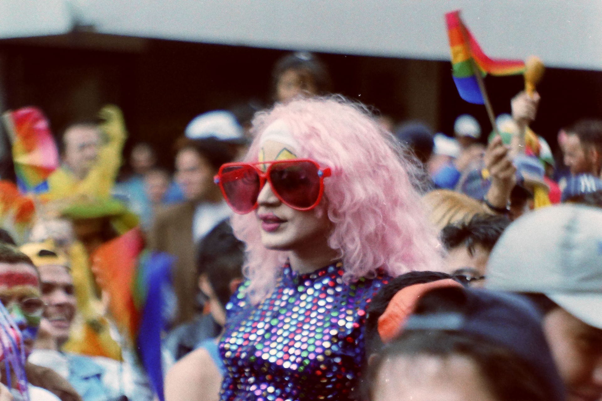 De pelo rosa y gafas rojas, toma 1