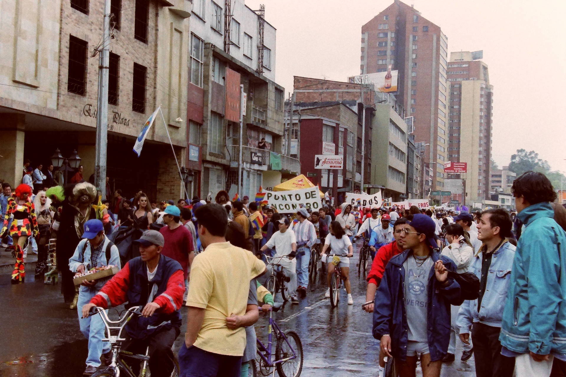 Los marchantes, a la altura de la calle 48