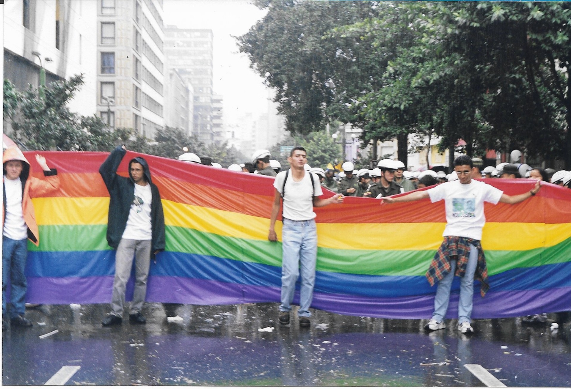 Antes de llegar a la Plaza, en la marcha por la Paz, toma 2
