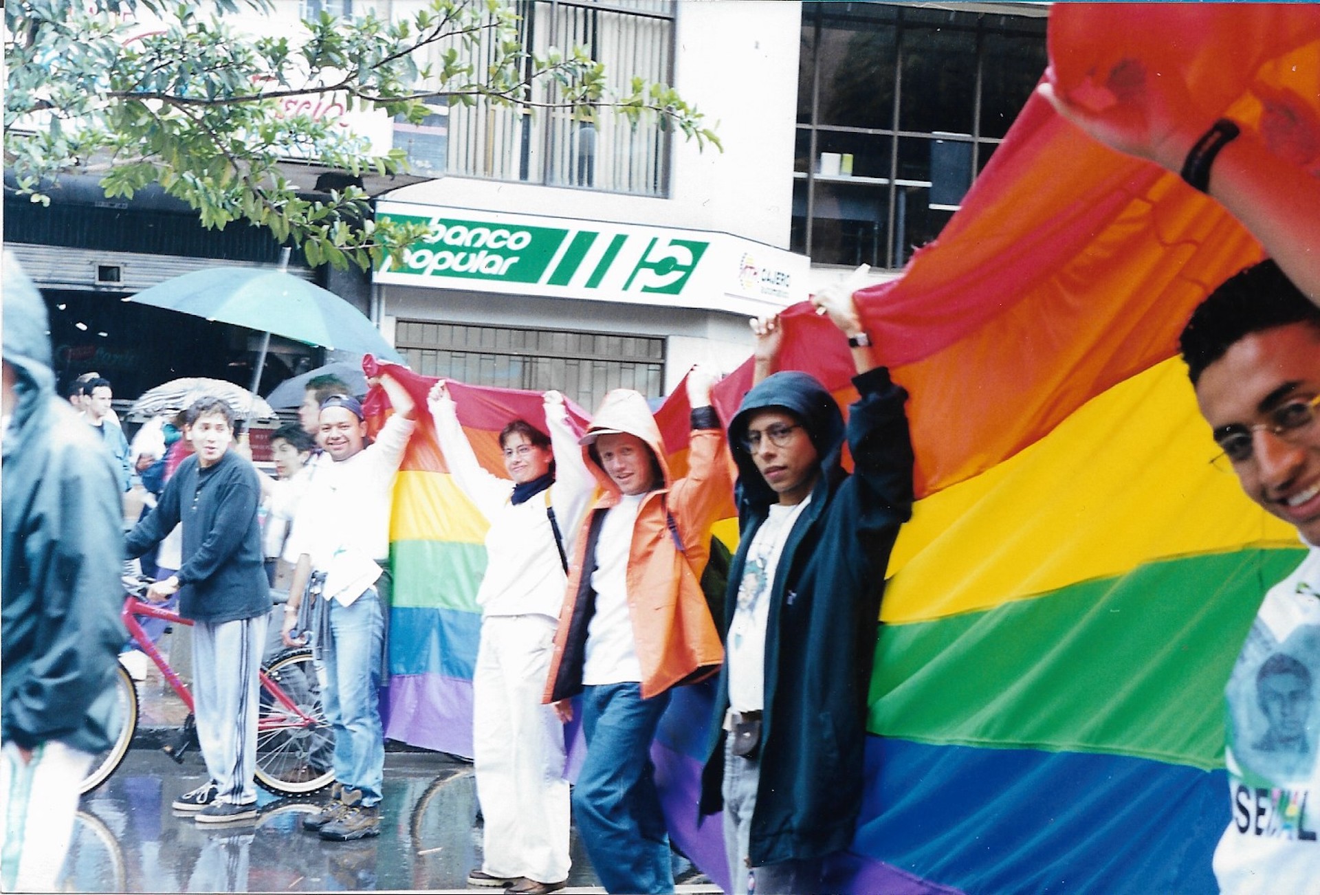 Sosteniendo la bandera, a la altura de la calle 24, toma 1