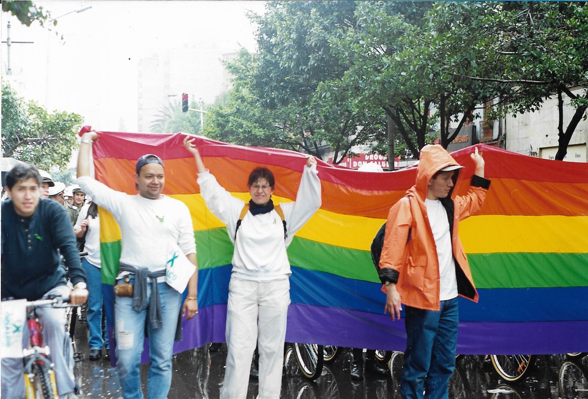Sosteniendo la bandera, a la altura de la calle 21