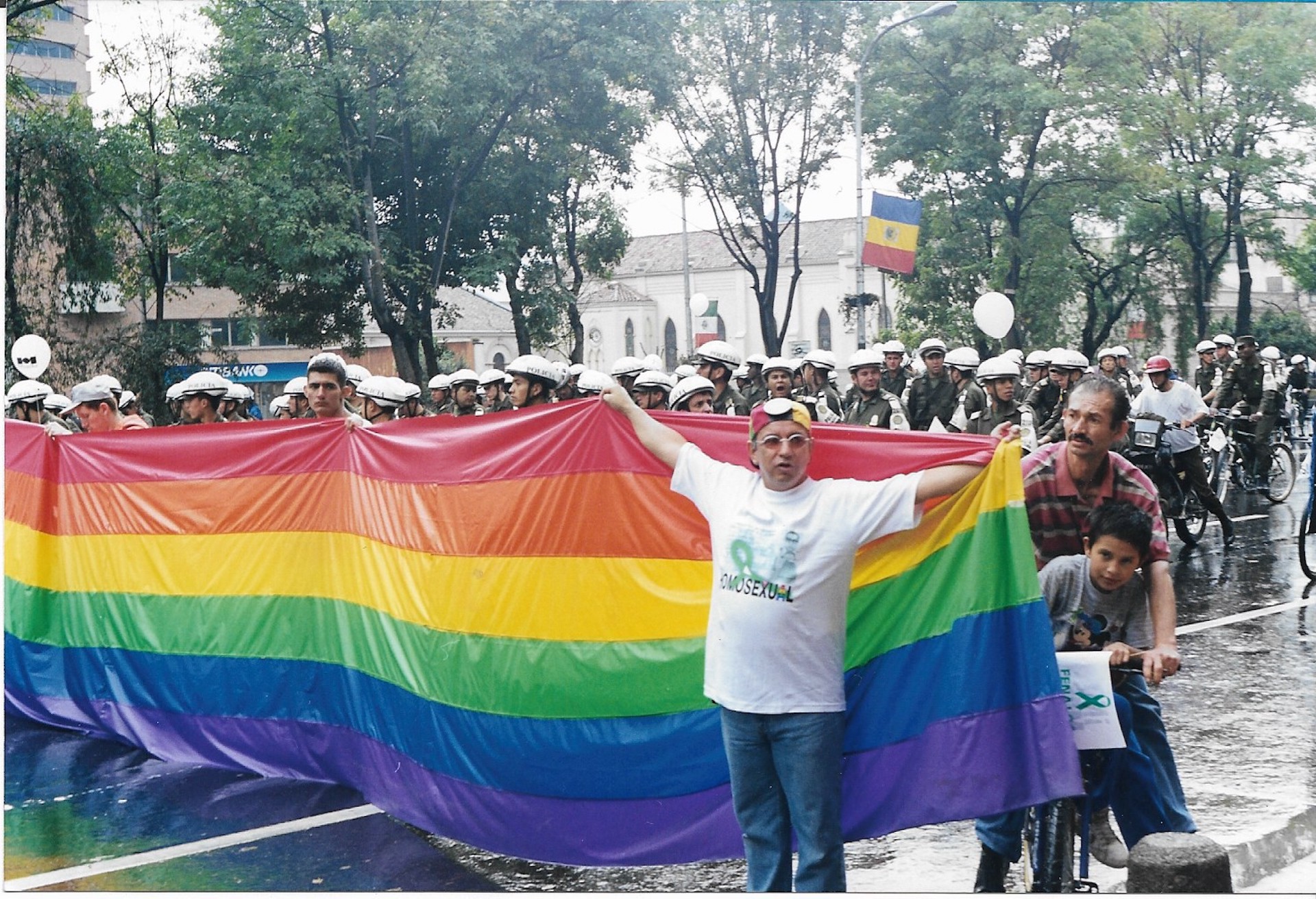 Manuel Velandia sostiene la bandera, toma 2