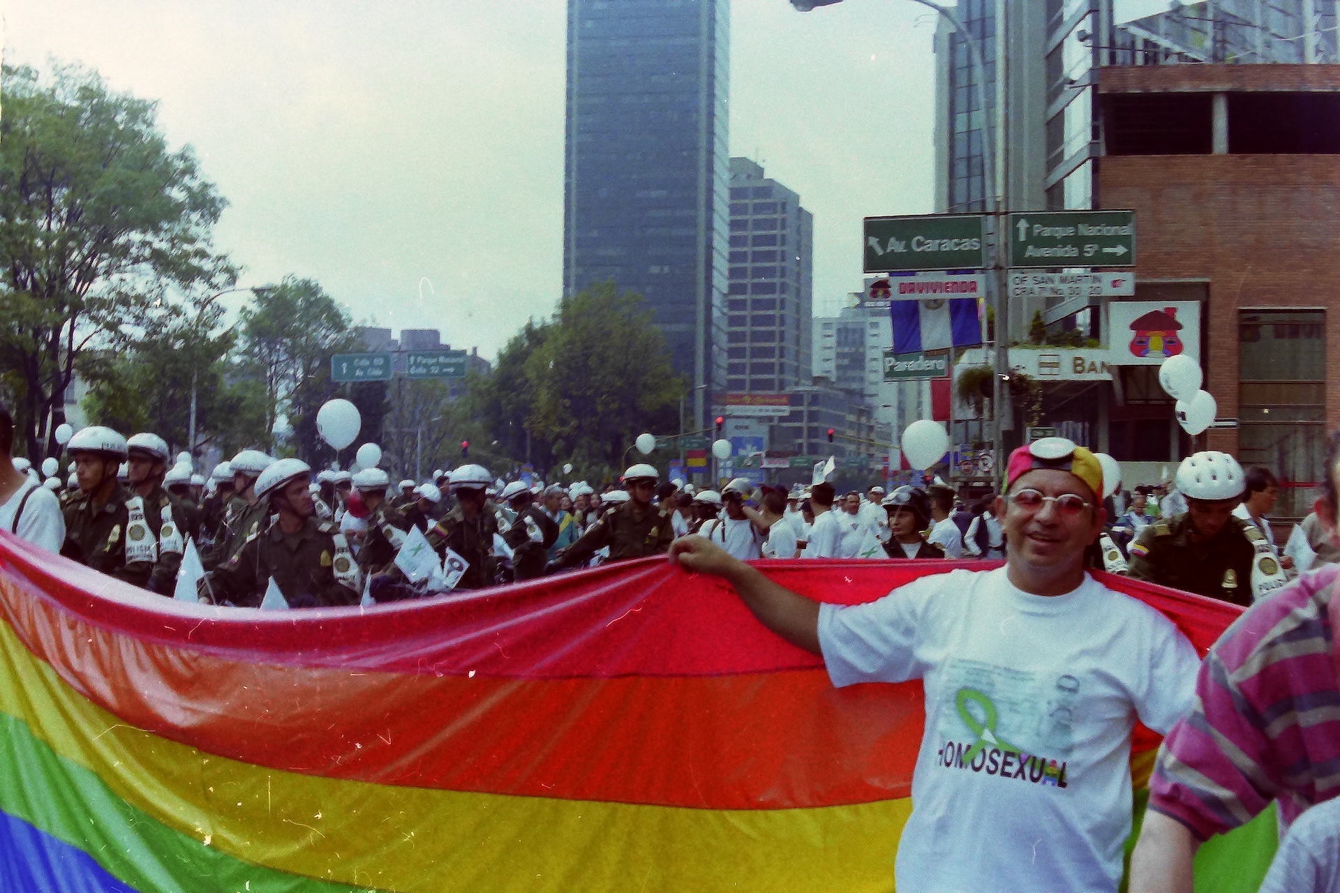 Manuel Velandia sostiene la bandera, toma 3