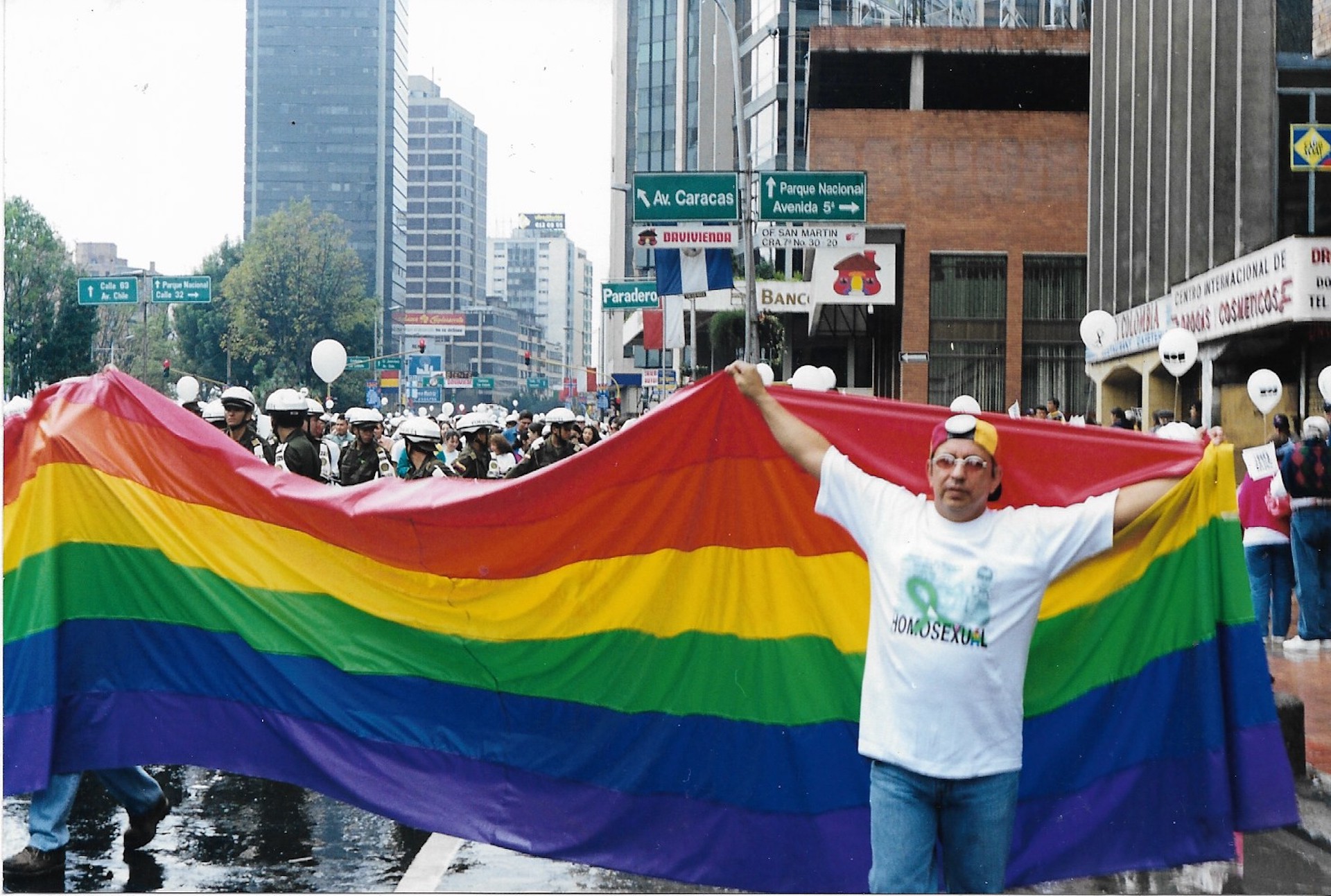 Manuel Velandia sostiene la bandera, toma 4