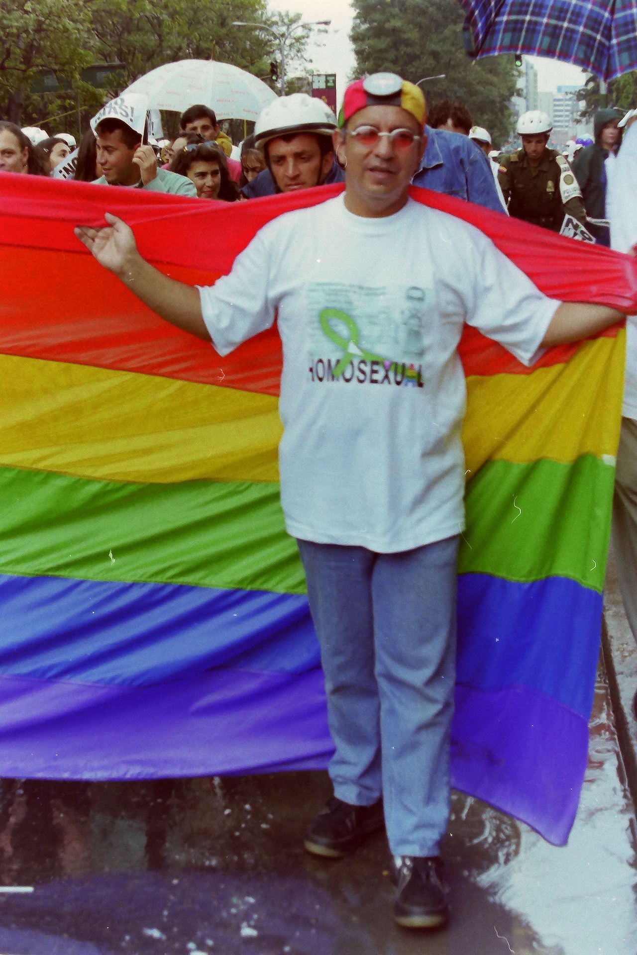 Manuel Velandia sostiene la bandera, toma 5