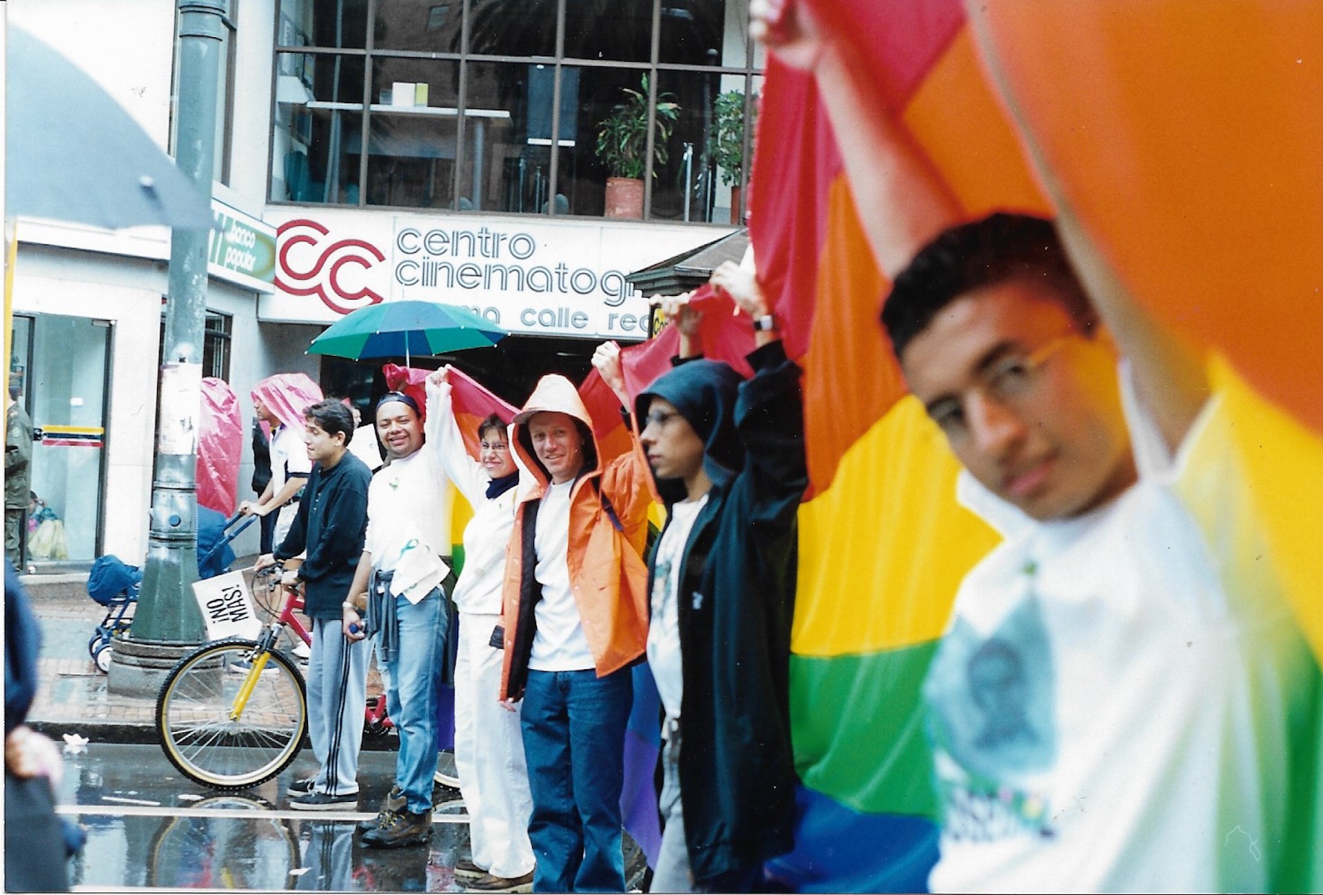 Sosteniendo la bandera, a la altura de la calle 24, toma 2
