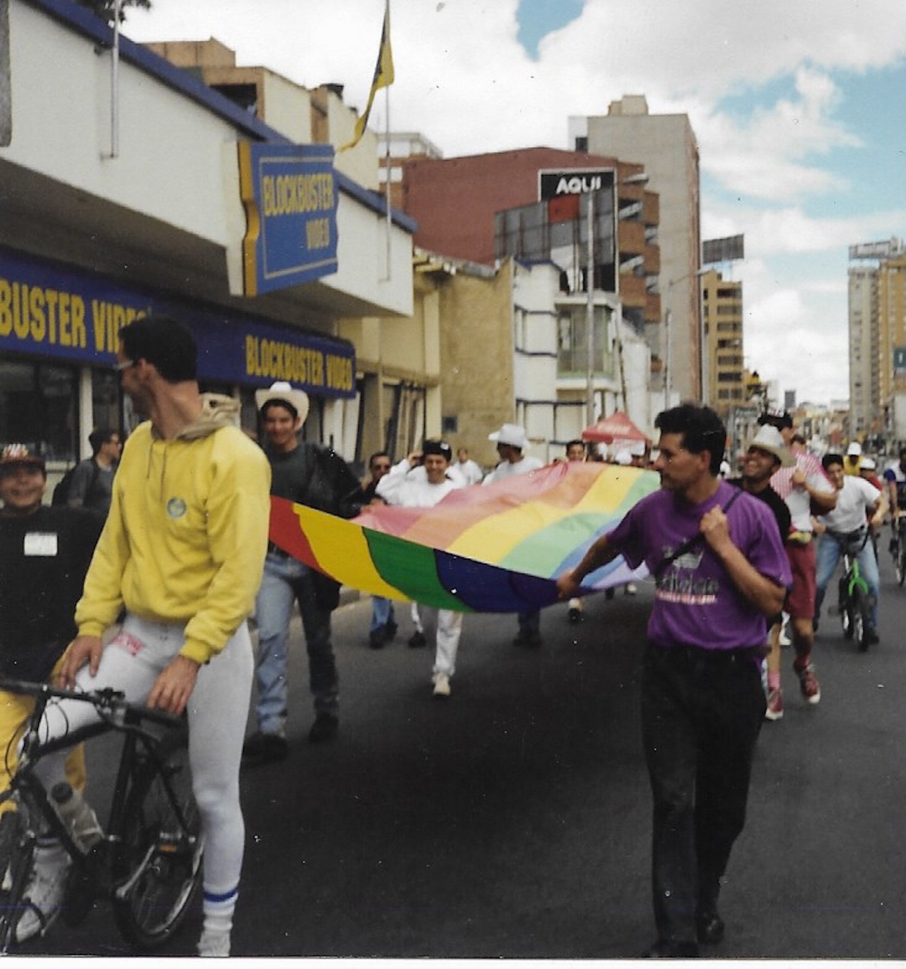 Con la bandera, frente al Blockbuster de la calle 57