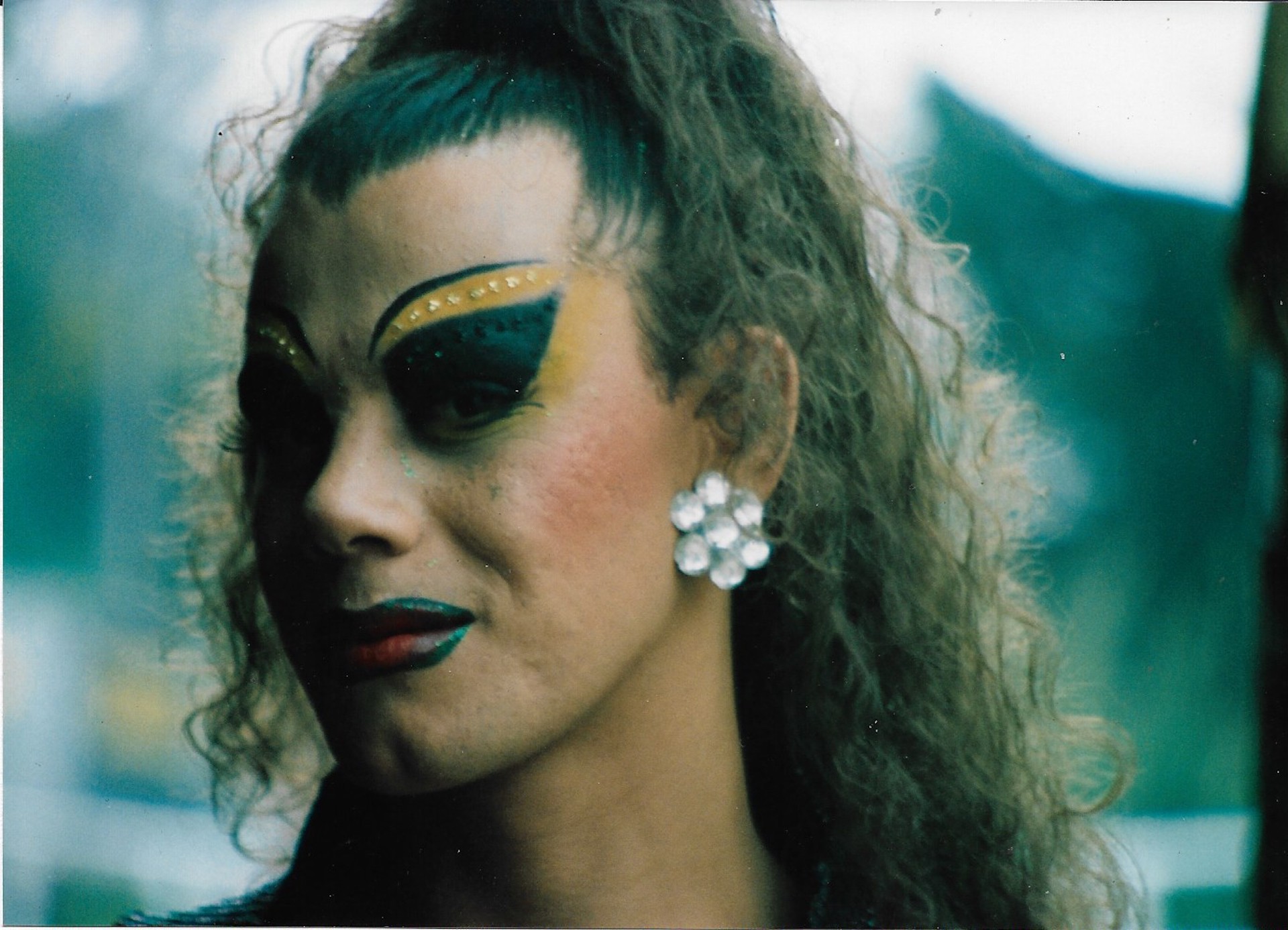 Drag de maquillaje negro y amarillo, toma 1