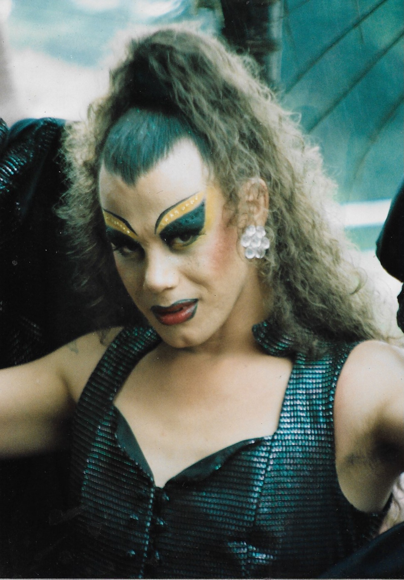 Drag de maquillaje negro y amarillo, toma 2