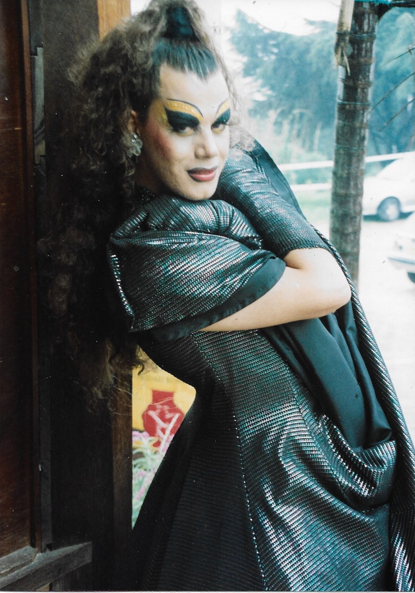Drag de maquillaje negro y amarillo, toma 3