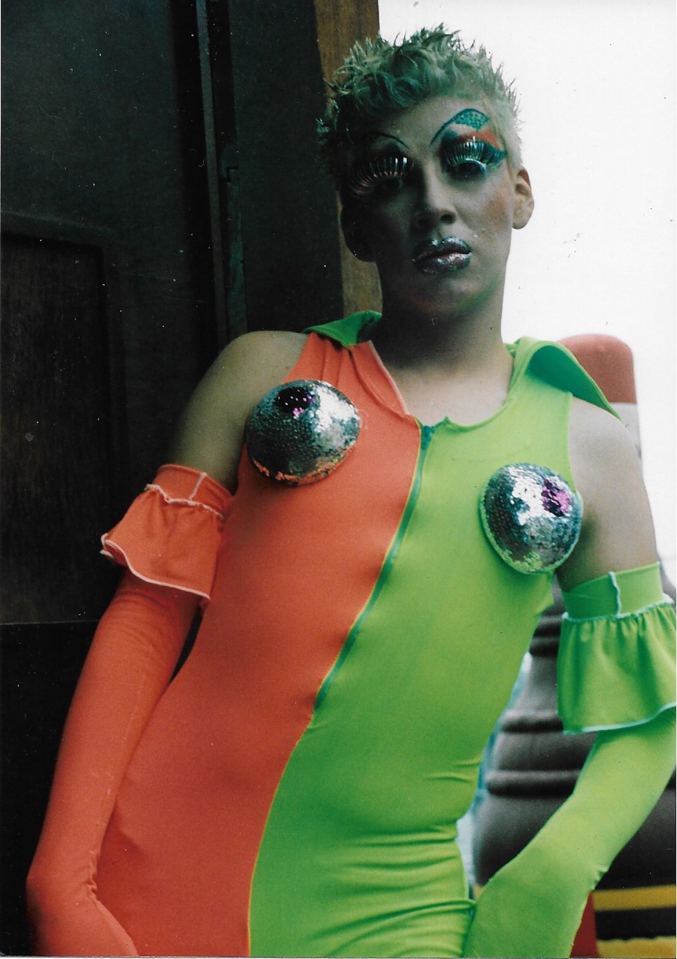 Drag de naranja y verde con el pelo rubio, toma 1