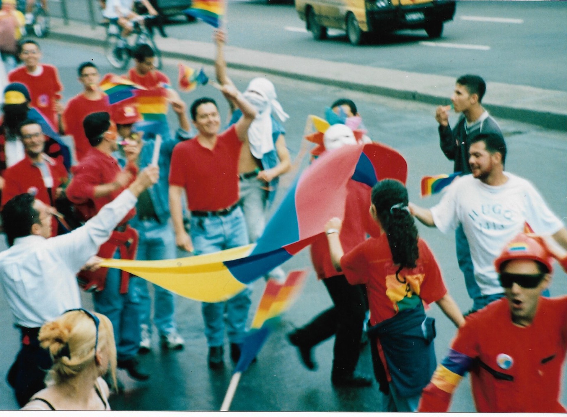 Marchantes llevan las banderas de Colombia y la diversidad