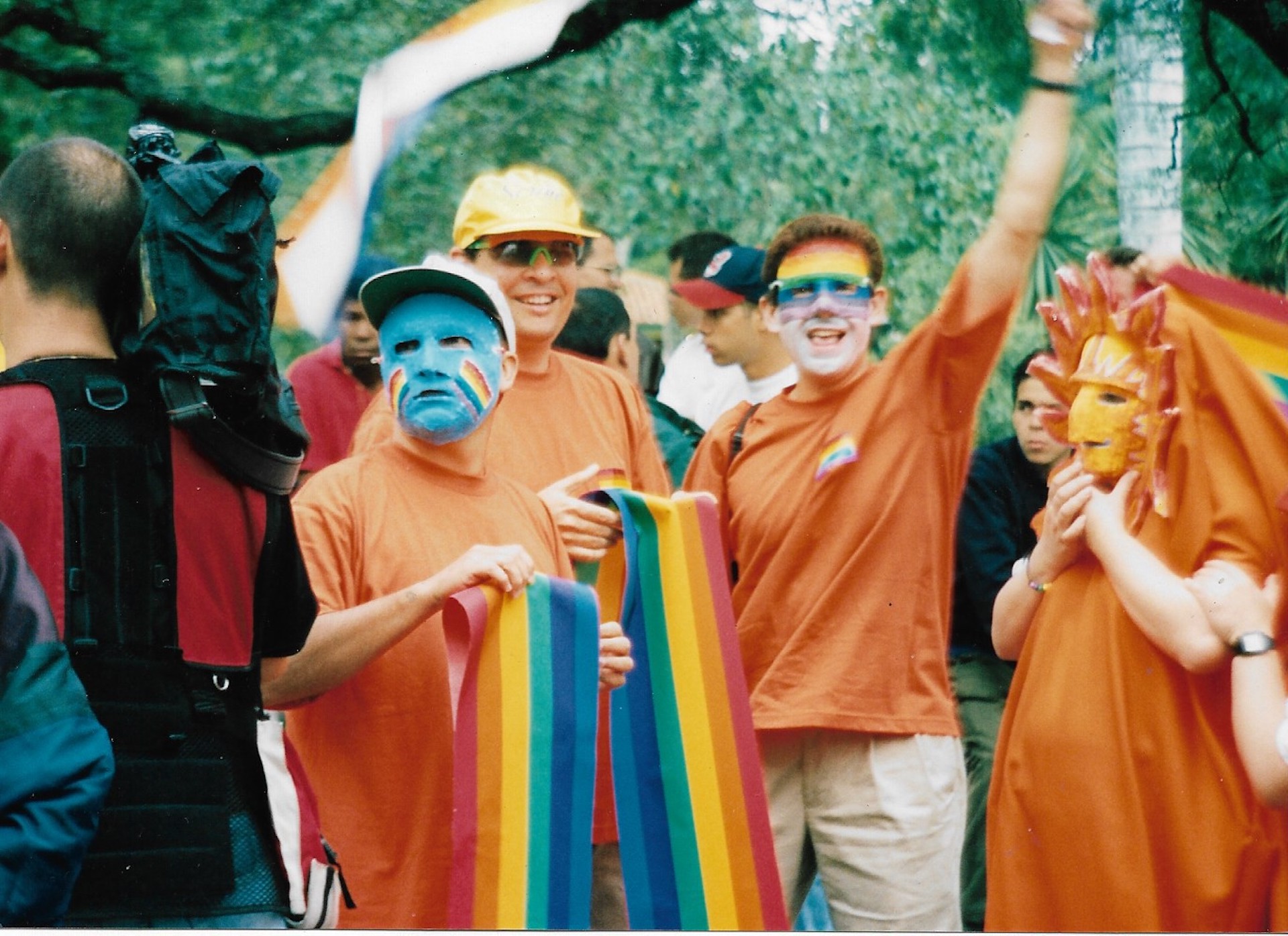 Marchantes de color naranja y con banderas, toma 1