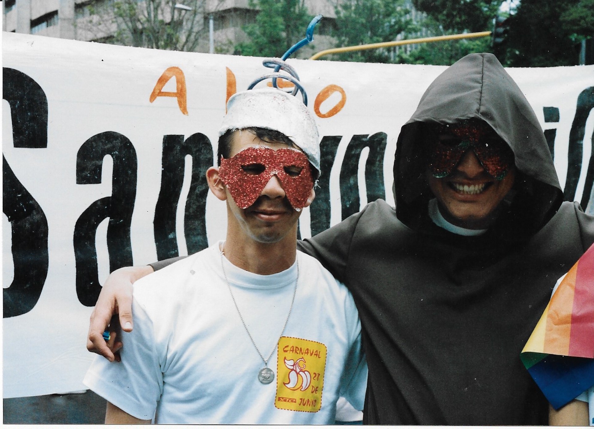 Marchantes con antifaz y carteles, toma 2