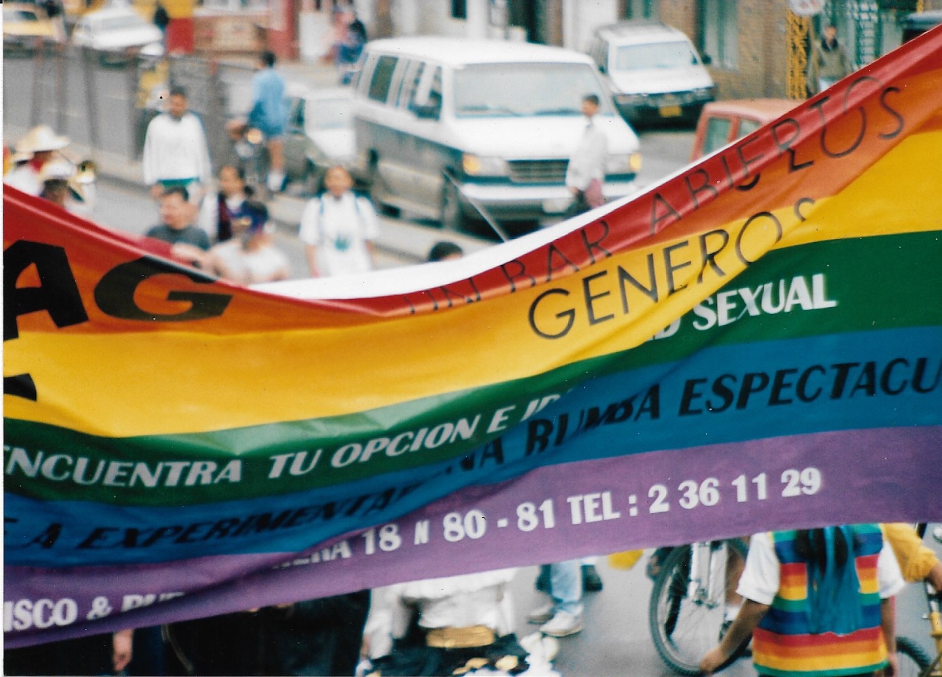 Cartel: Bandera de la diversidad con mensaje del Bar Flag