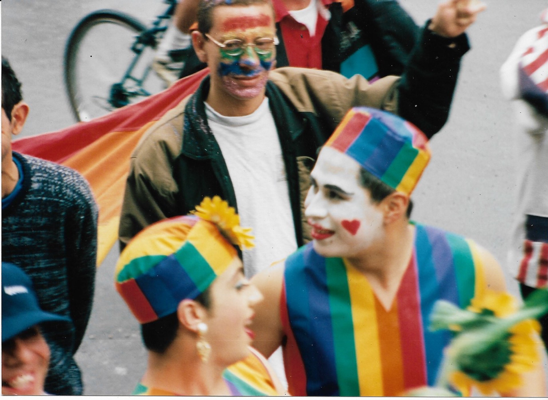 Marchantes desconocidos, con sus caras pintadas
