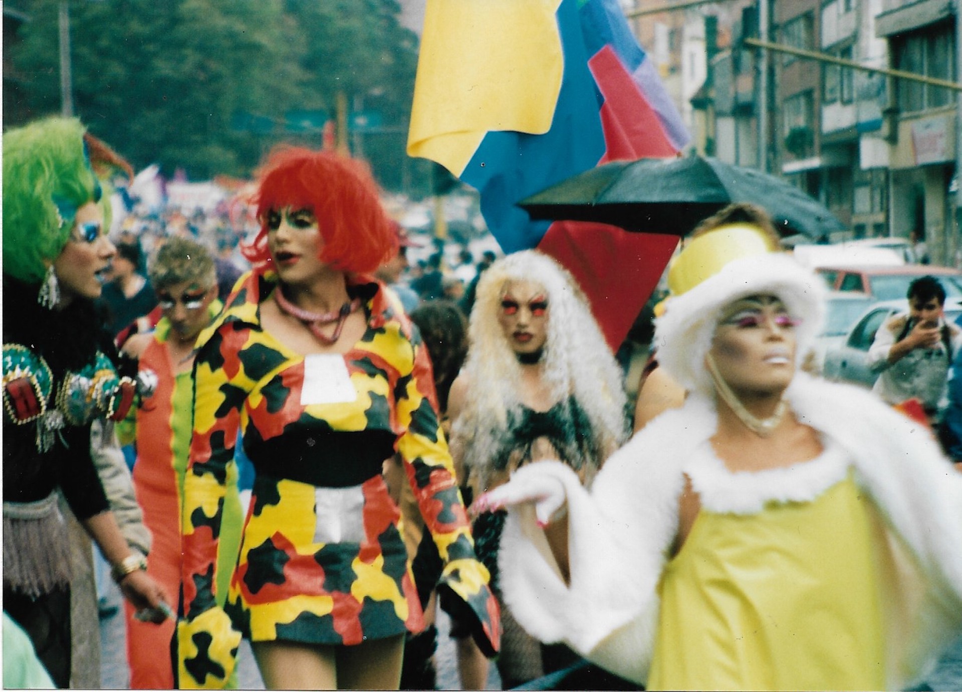 Drag queens caminan sobre la carrera séptima, toma 1