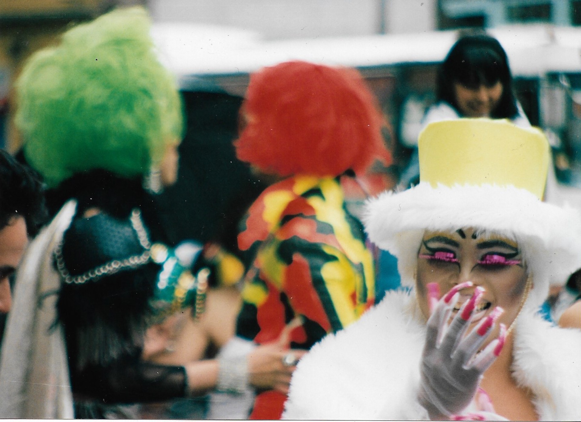 Drag queens caminan sobre la carrera séptima, toma 2