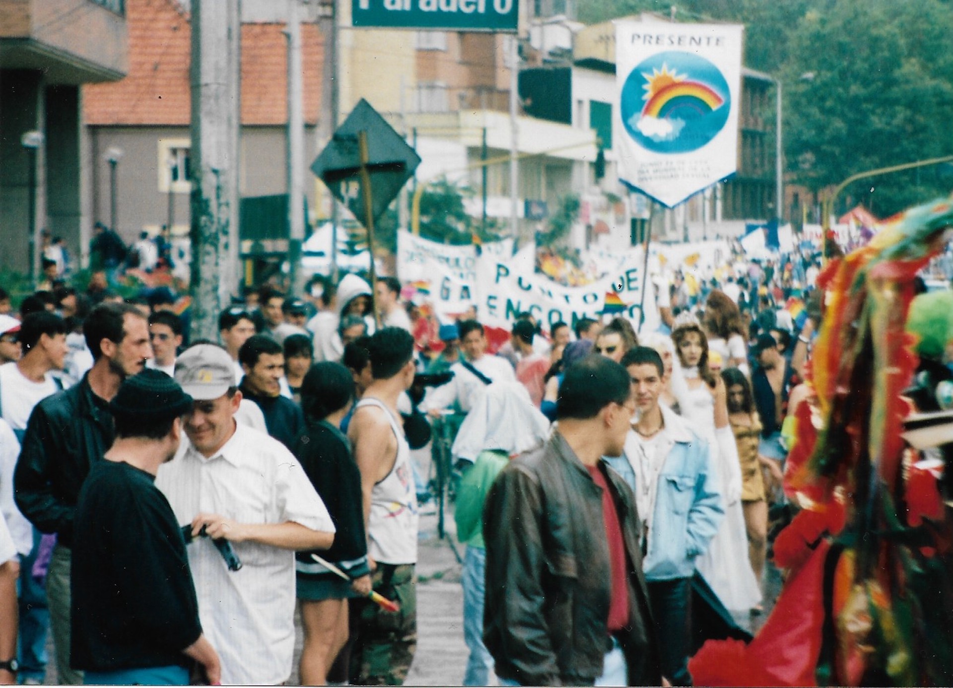 Marchantes desconocidos con carteles de fondo, toma 1