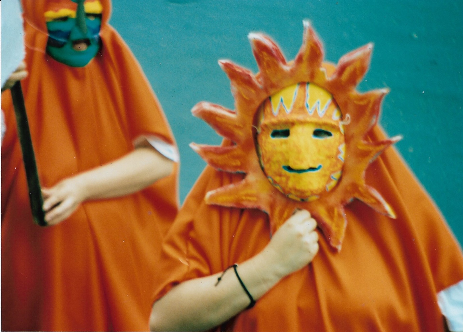 Marchante con máscara de sol