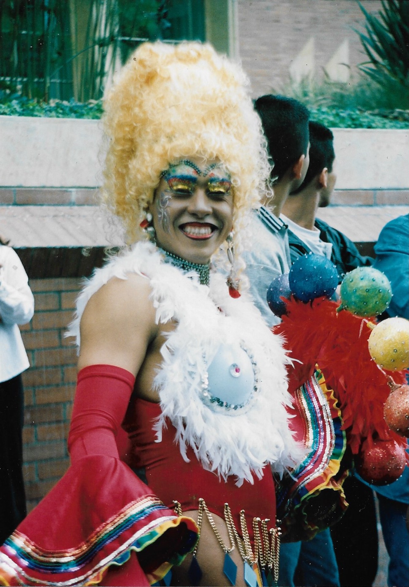 Drag de peluca rubia alta y sombras doradas