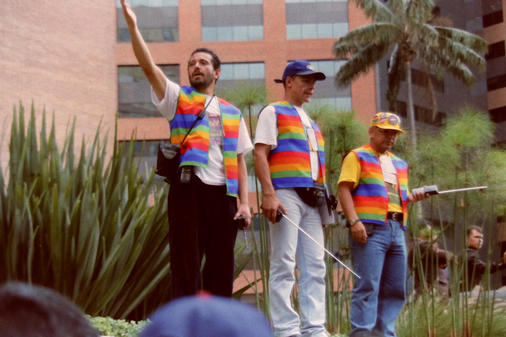 Germán, Edison y Manuel al cierre de la marcha, toma 1