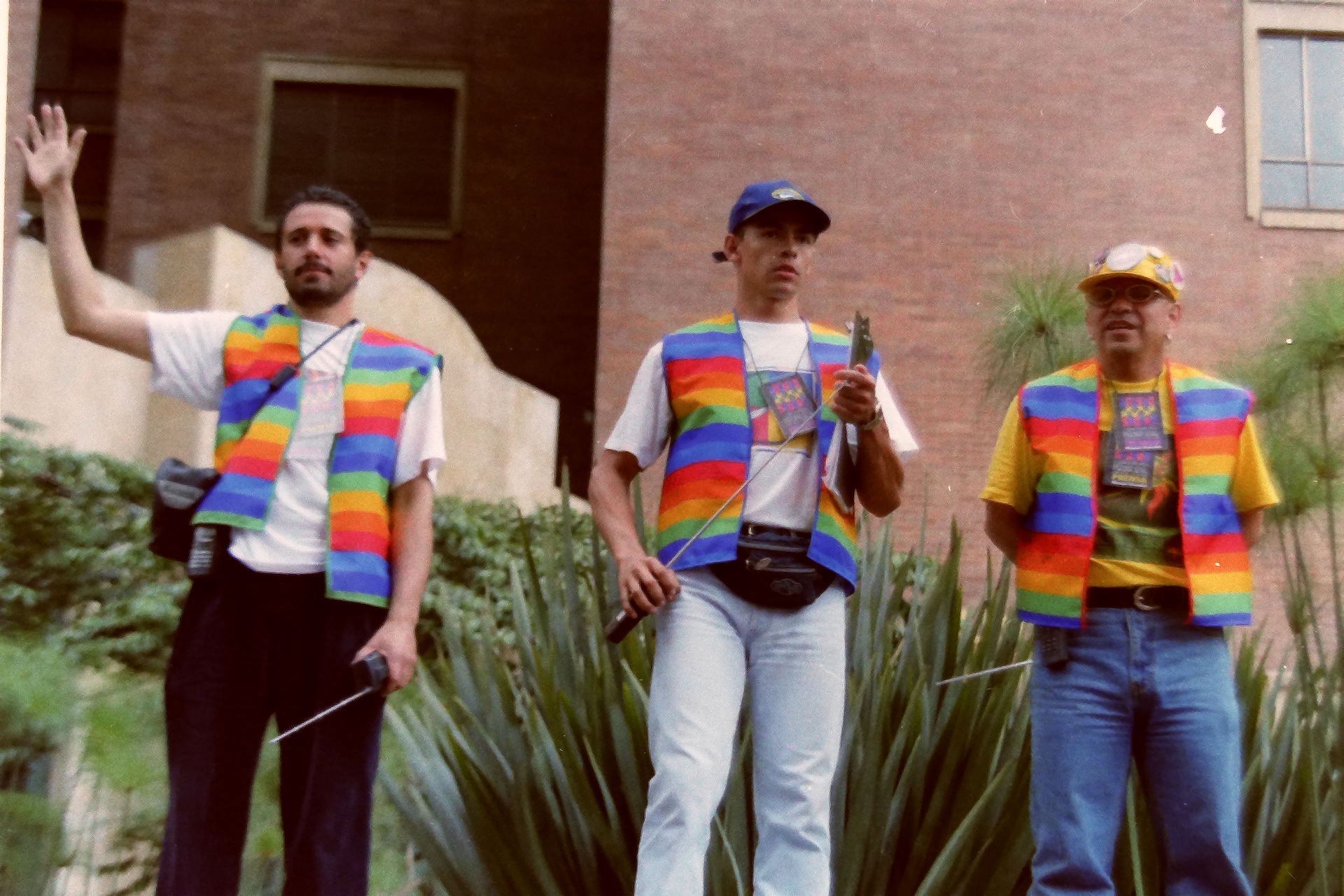 Germán, Edison y Manuel al cierre de la marcha, toma 2