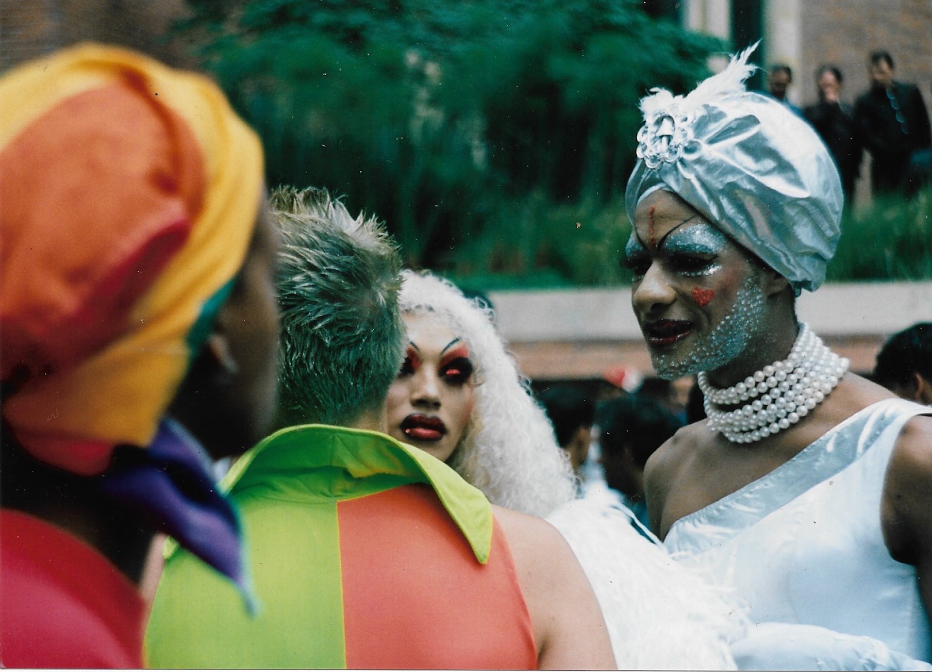 Drag de plateado dialoga con otras "reinas"