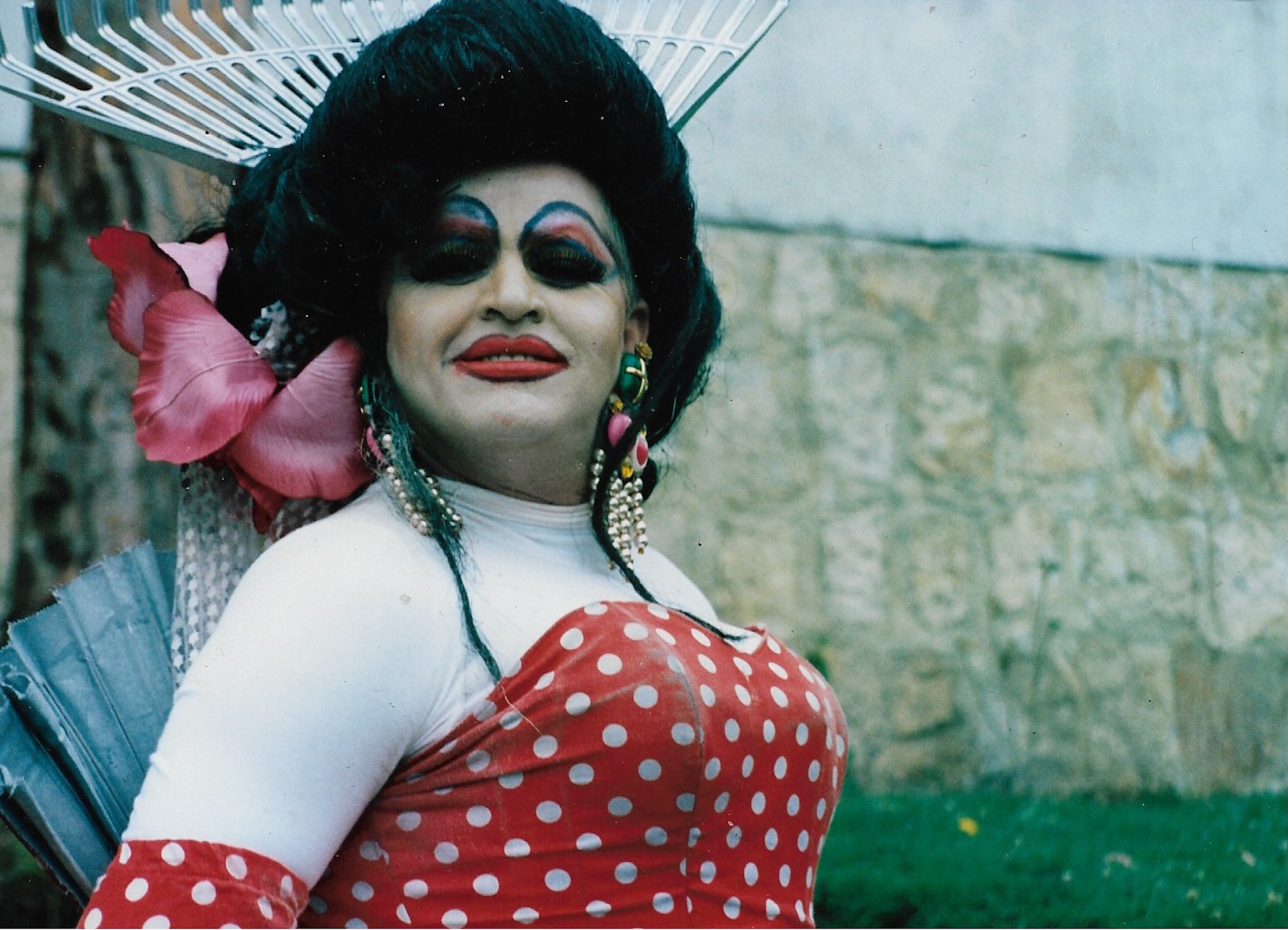 Retrato Drag: Geisha de vestido rojo, puntos blancos, toma 1