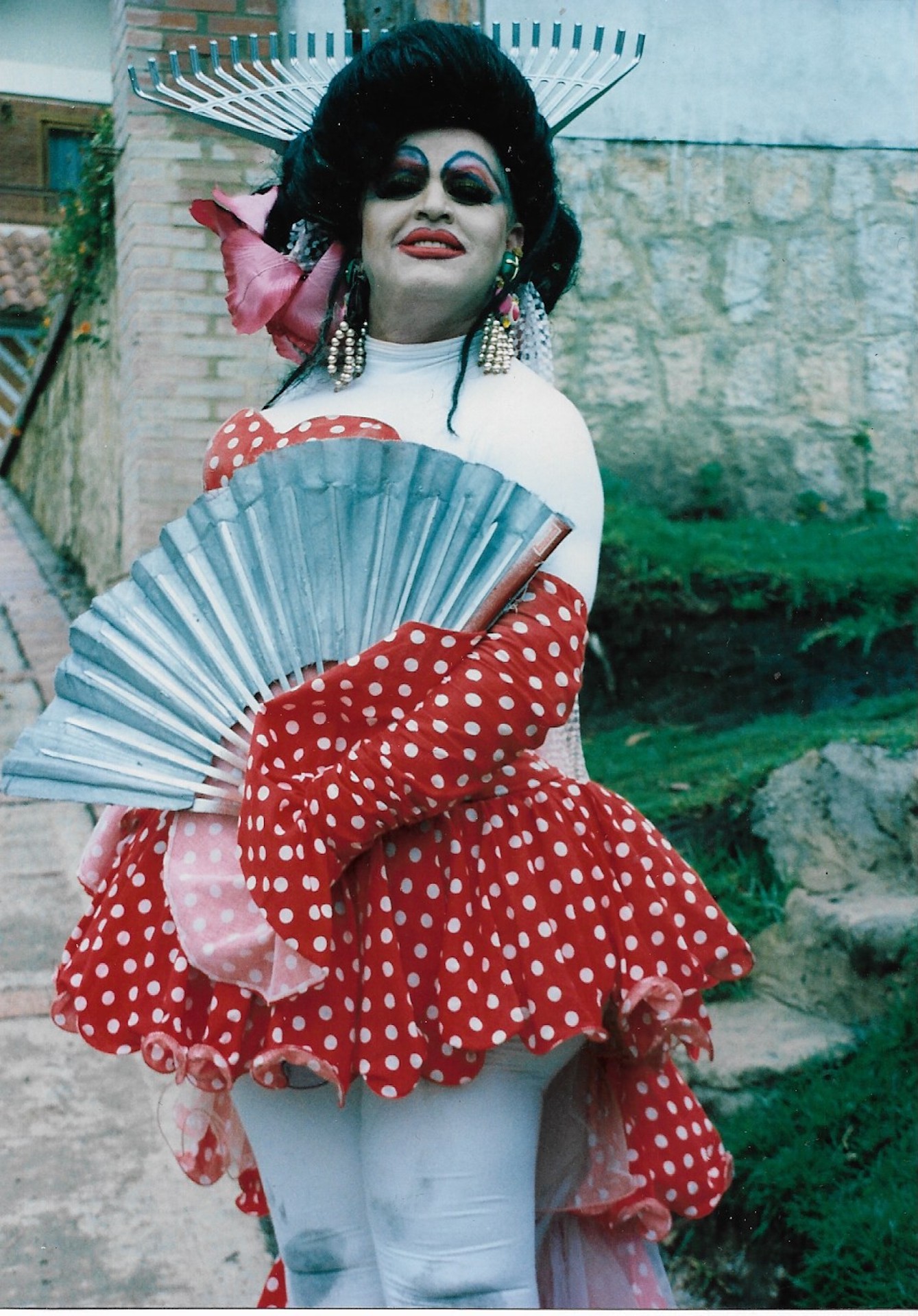 Retrato Drag: Geisha de vestido rojo, puntos blancos, toma 2
