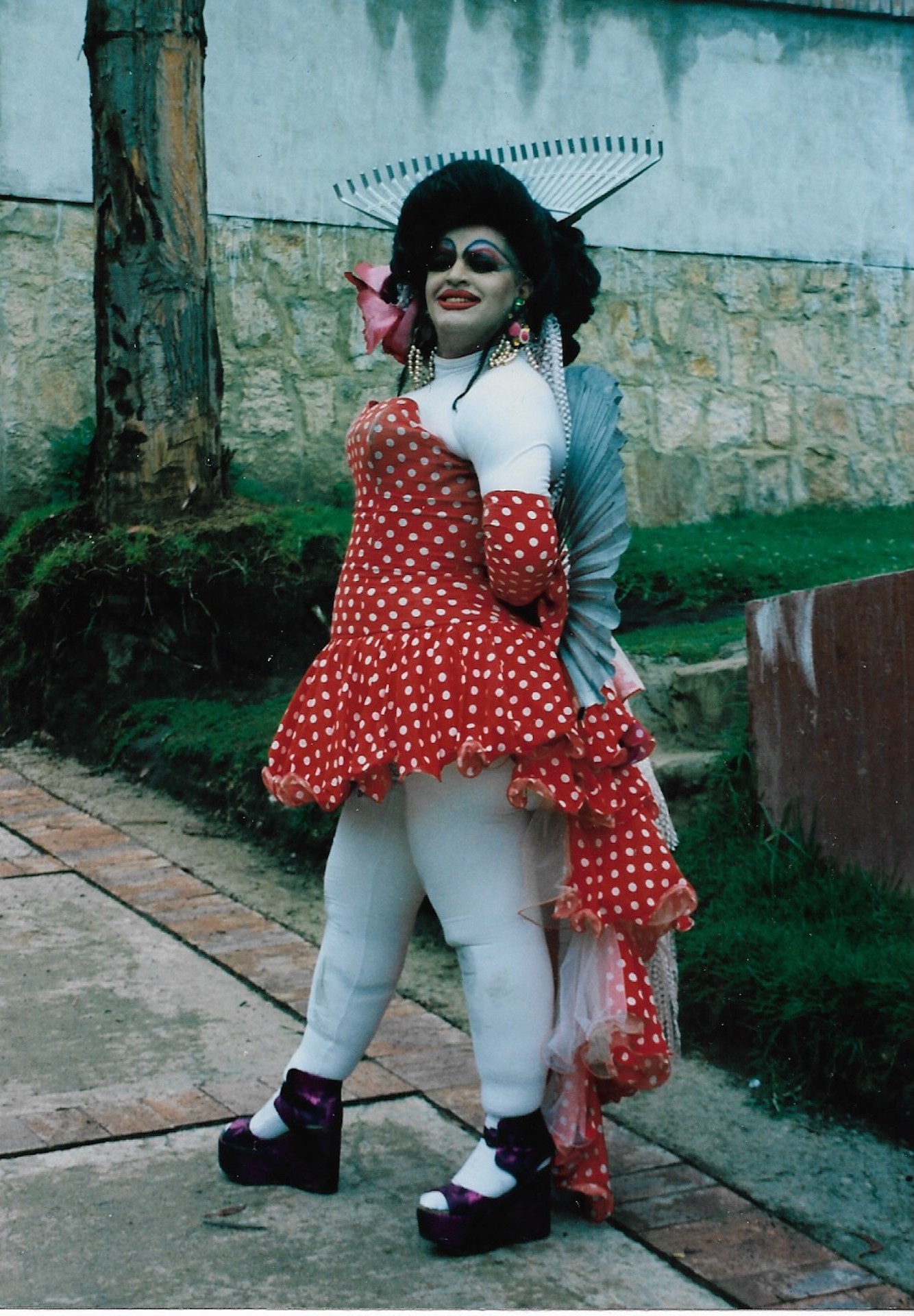 Retrato Drag: Geisha de vestido rojo, puntos blancos, toma 3